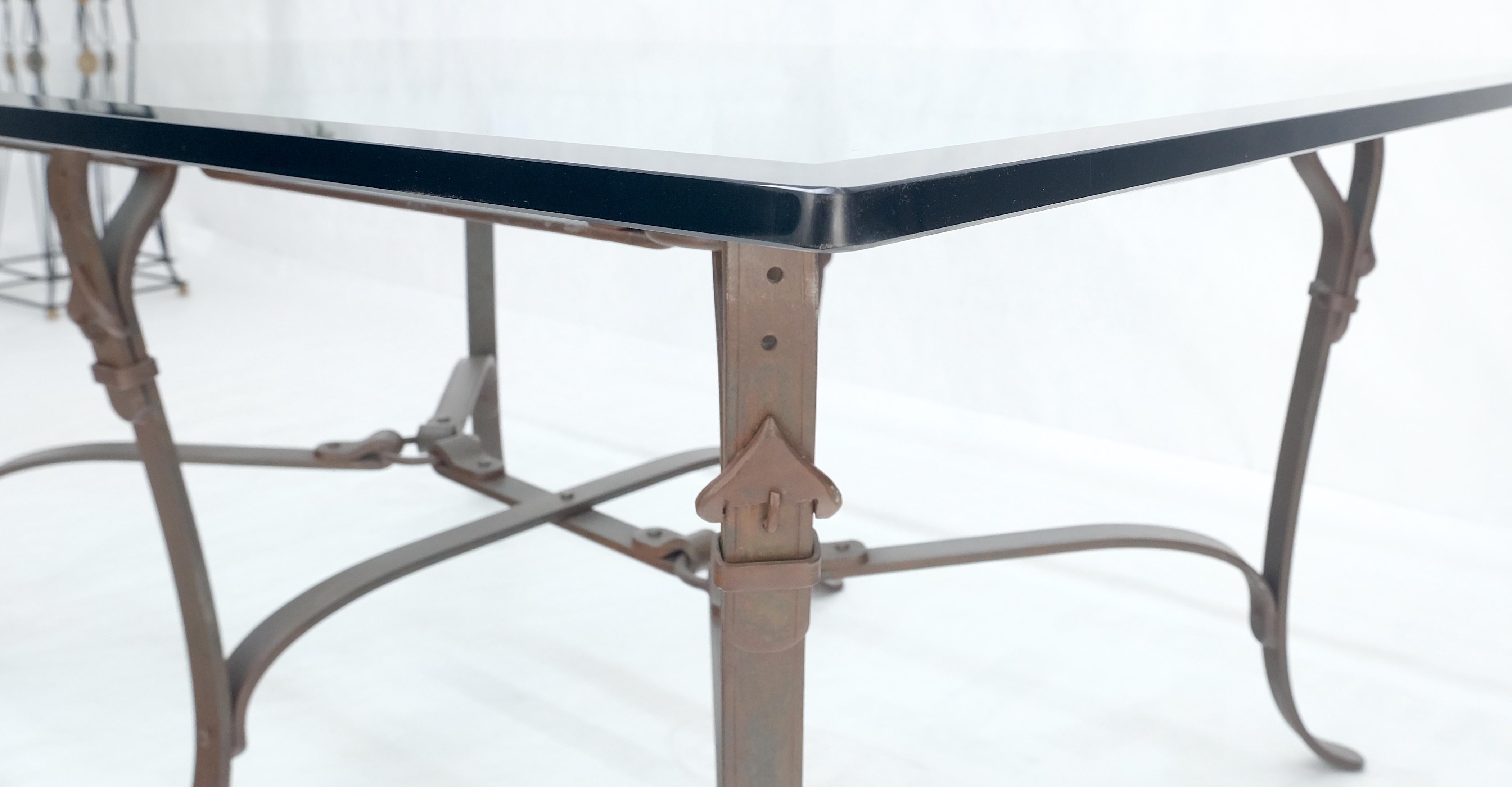 20ième siècle Grande table basse en fer forgé avec fausses ceintures rassemblées ensemble base 3/4 po. de verre en vente