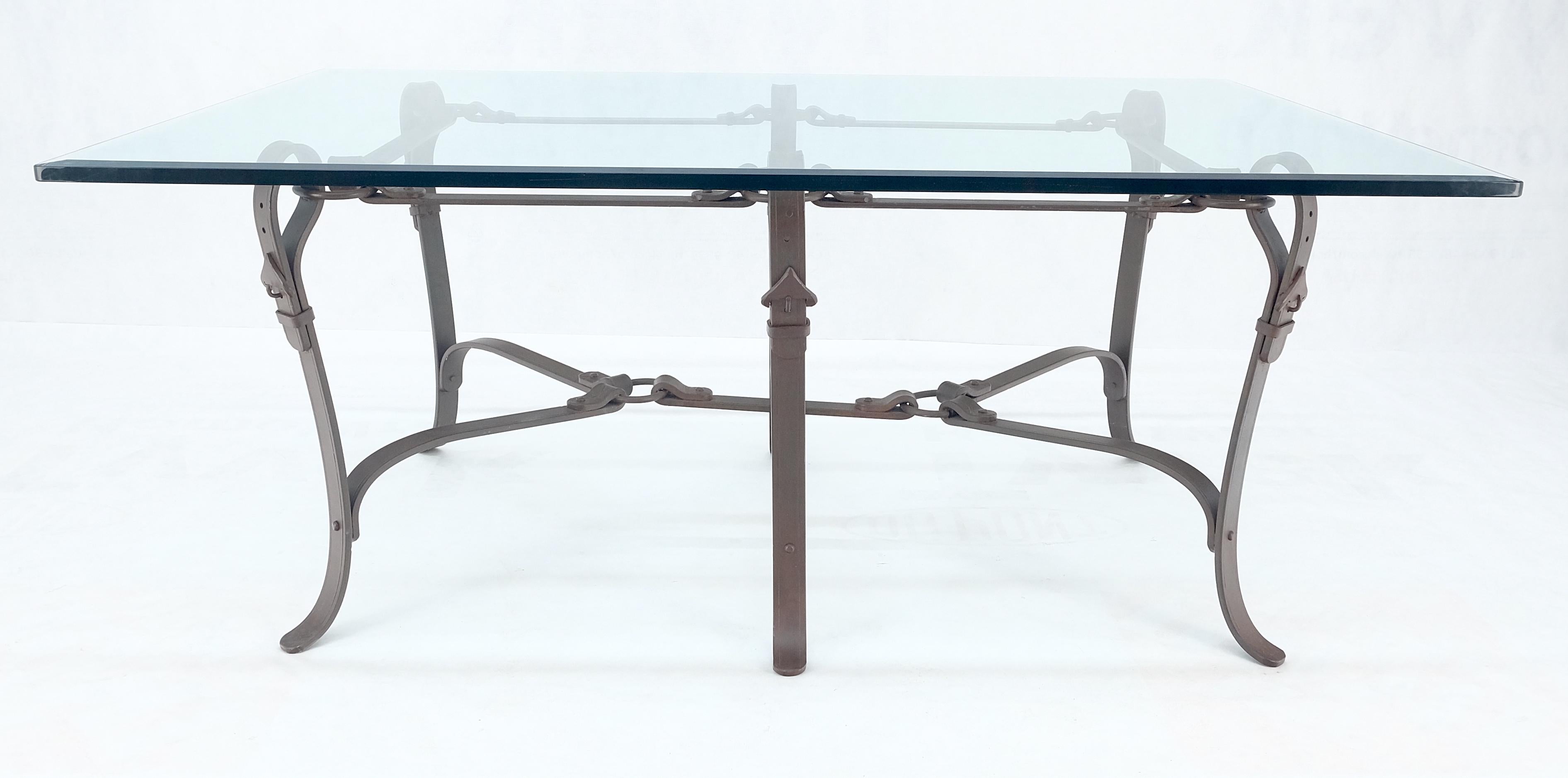 Acier Grande table basse en fer forgé avec fausses ceintures rassemblées ensemble base 3/4 po. de verre en vente