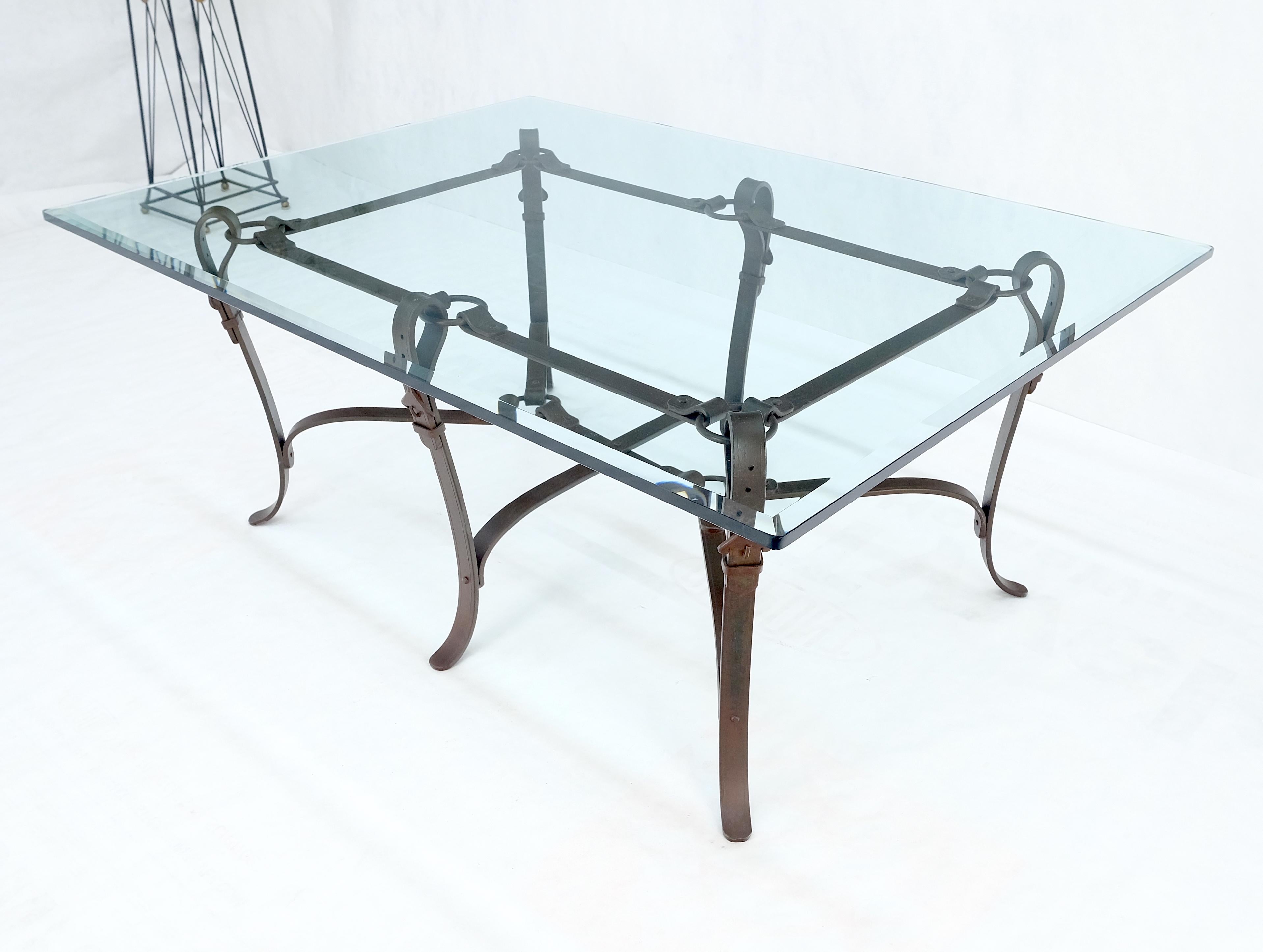 Grande table basse en fer forgé avec fausses ceintures rassemblées ensemble base 3/4 po. de verre en vente 1
