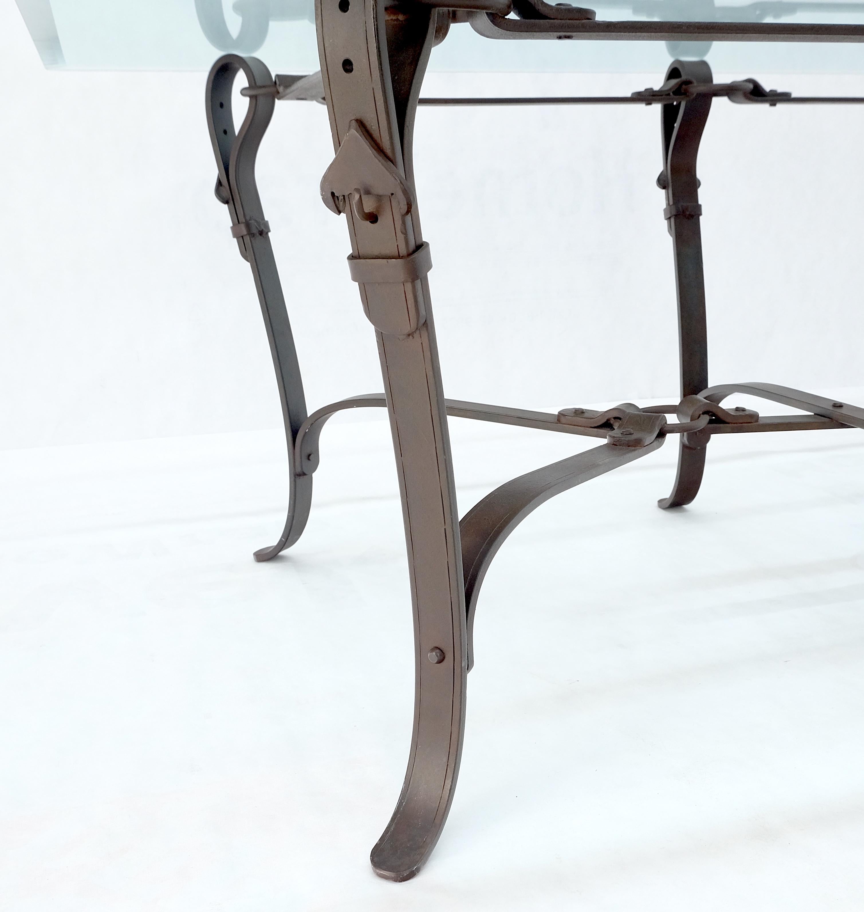 Grande table basse en fer forgé avec fausses ceintures rassemblées ensemble base 3/4 po. de verre en vente 2