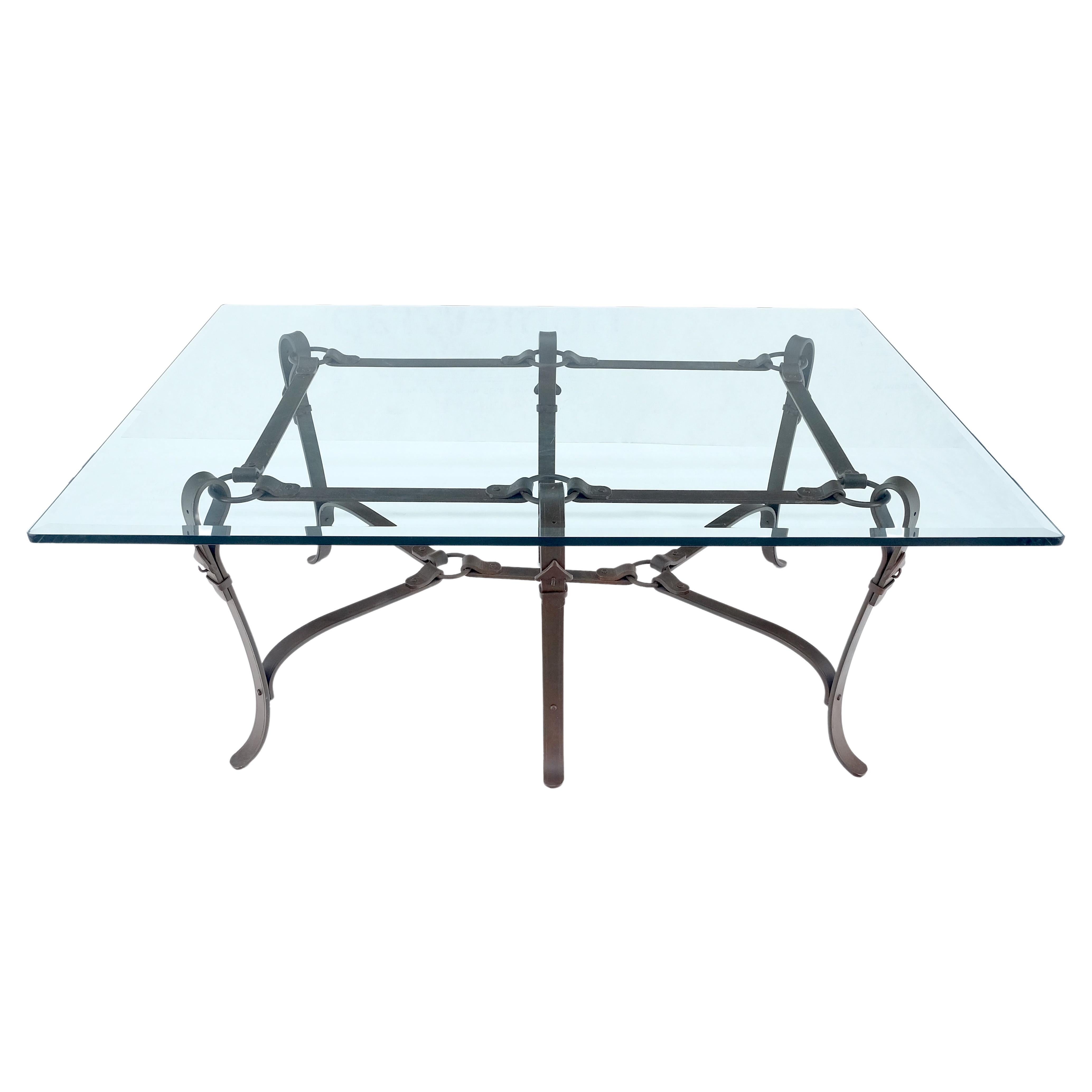 Grande table basse en fer forgé avec fausses ceintures rassemblées ensemble base 3/4 po. de verre en vente