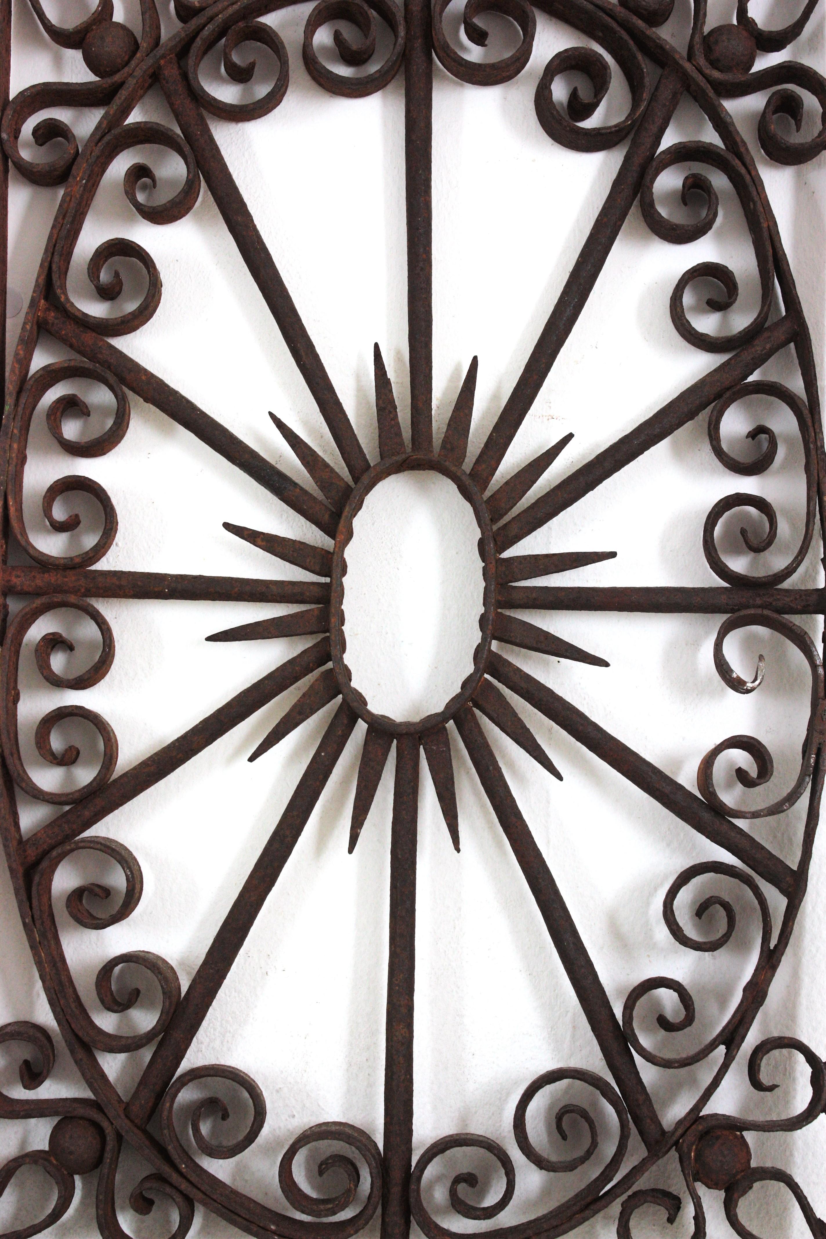 Antiguo frontón / cresta de reja de puerta española en hierro, forjado a mano, España, Principios del siglo XX.
Esta vistosa valla de pared se hizo totalmente a mano en hierro forjado. Una obra maestra del herrero, que creó esta pieza a la manera