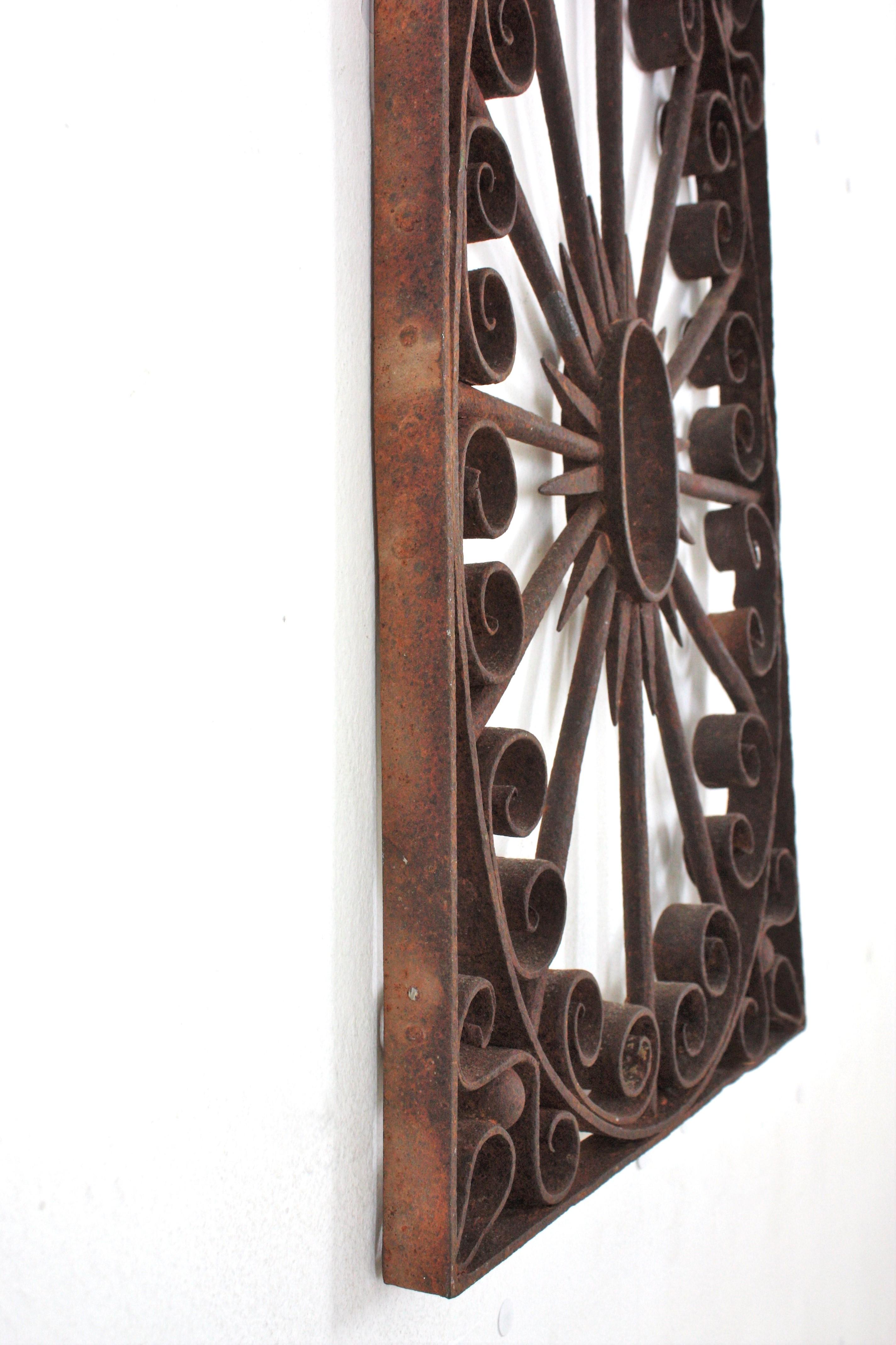 Pedimento de Puerta de Valla de Hierro Forjado / Decoración de Pared siglo XX en venta