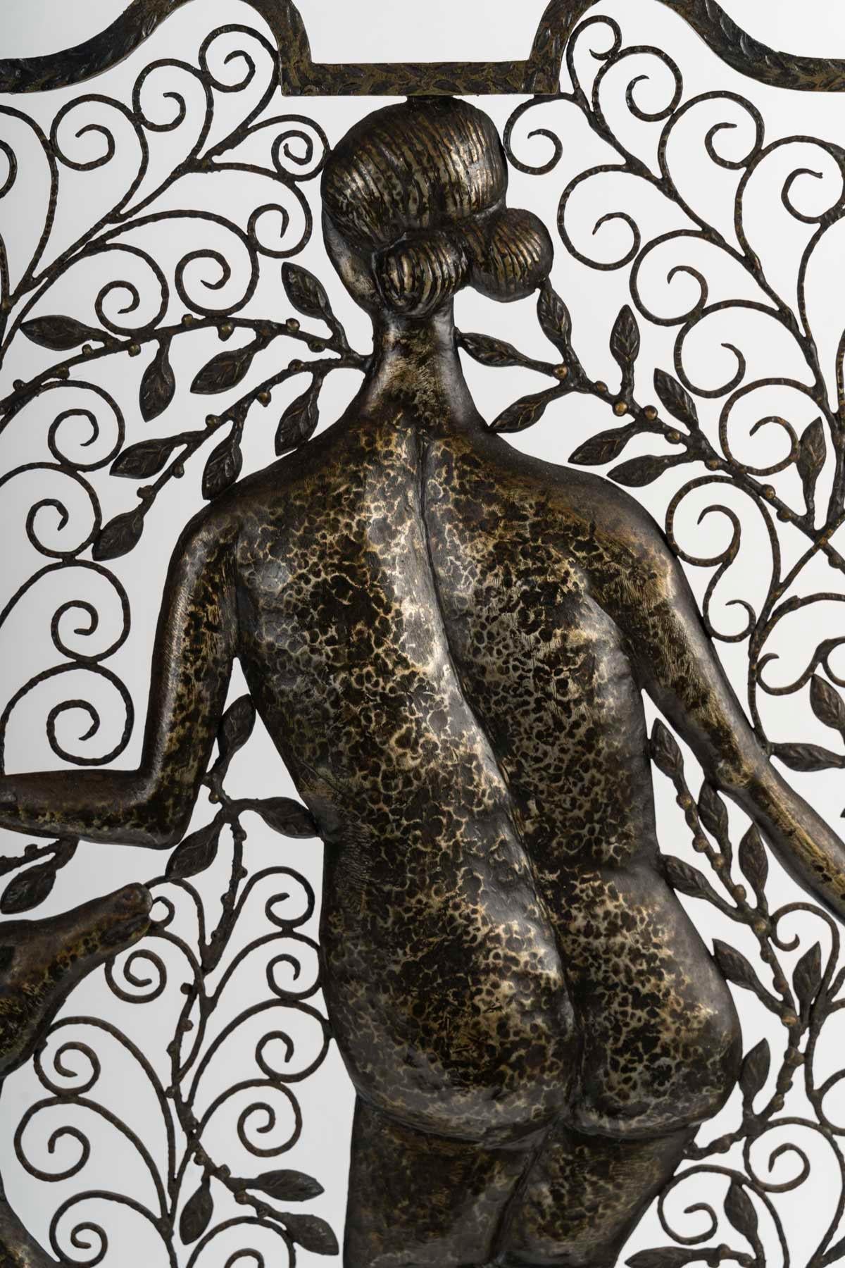 Wrought iron fire screen, 1930, Art Deco period.

Wrought iron fire screen, certainly Edgar Brandt, unsigned, very similar to the work on the Edgar Brandt door exhibited at the Musée des Arts Décoratifs in Geneva, Art Deco period, 1930.
H: 73cm, W: