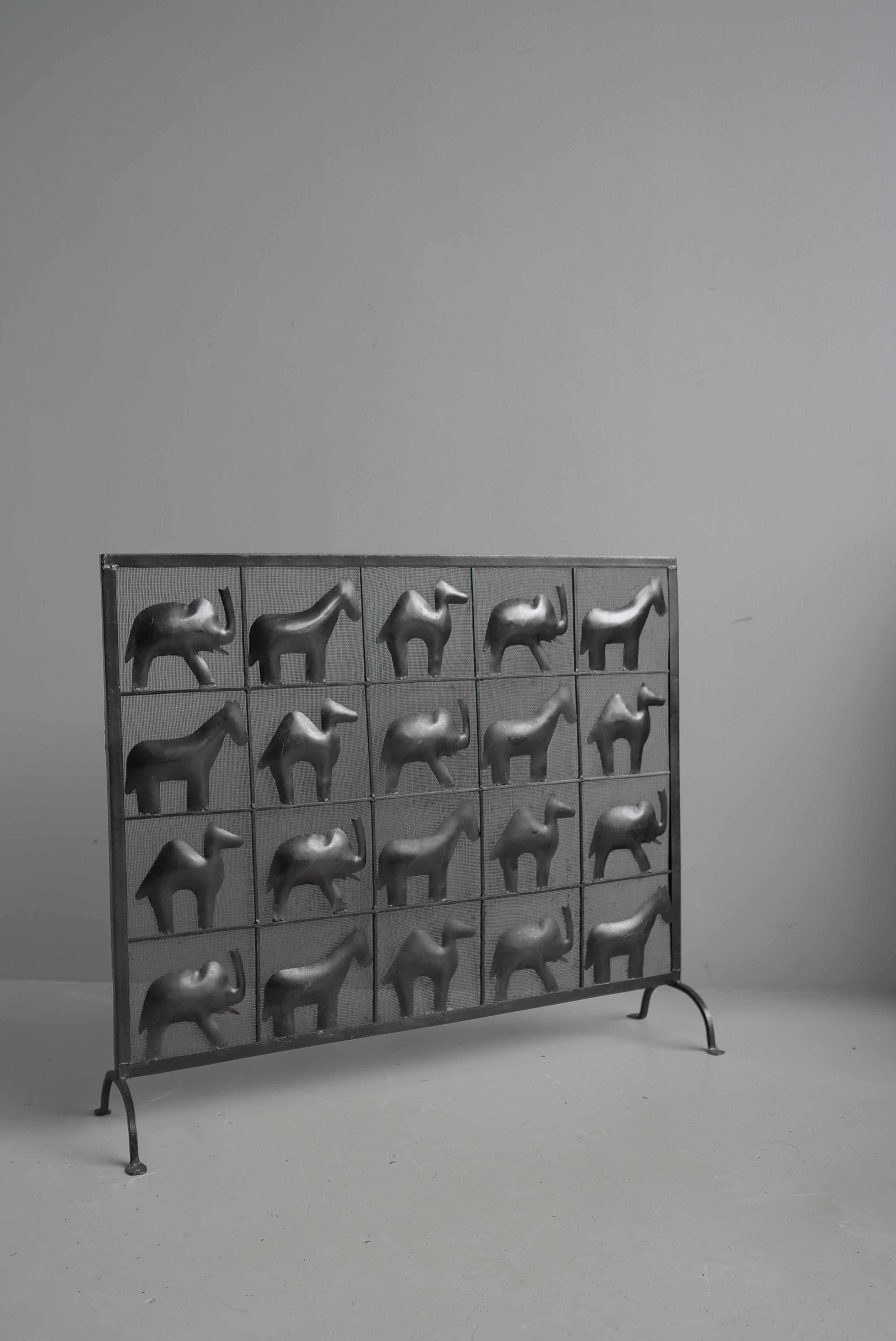 Wrought Iron Fire Screen, African Animals by Atelier Marolles, France, 1955 In condizioni buone in vendita a Den Haag, NL