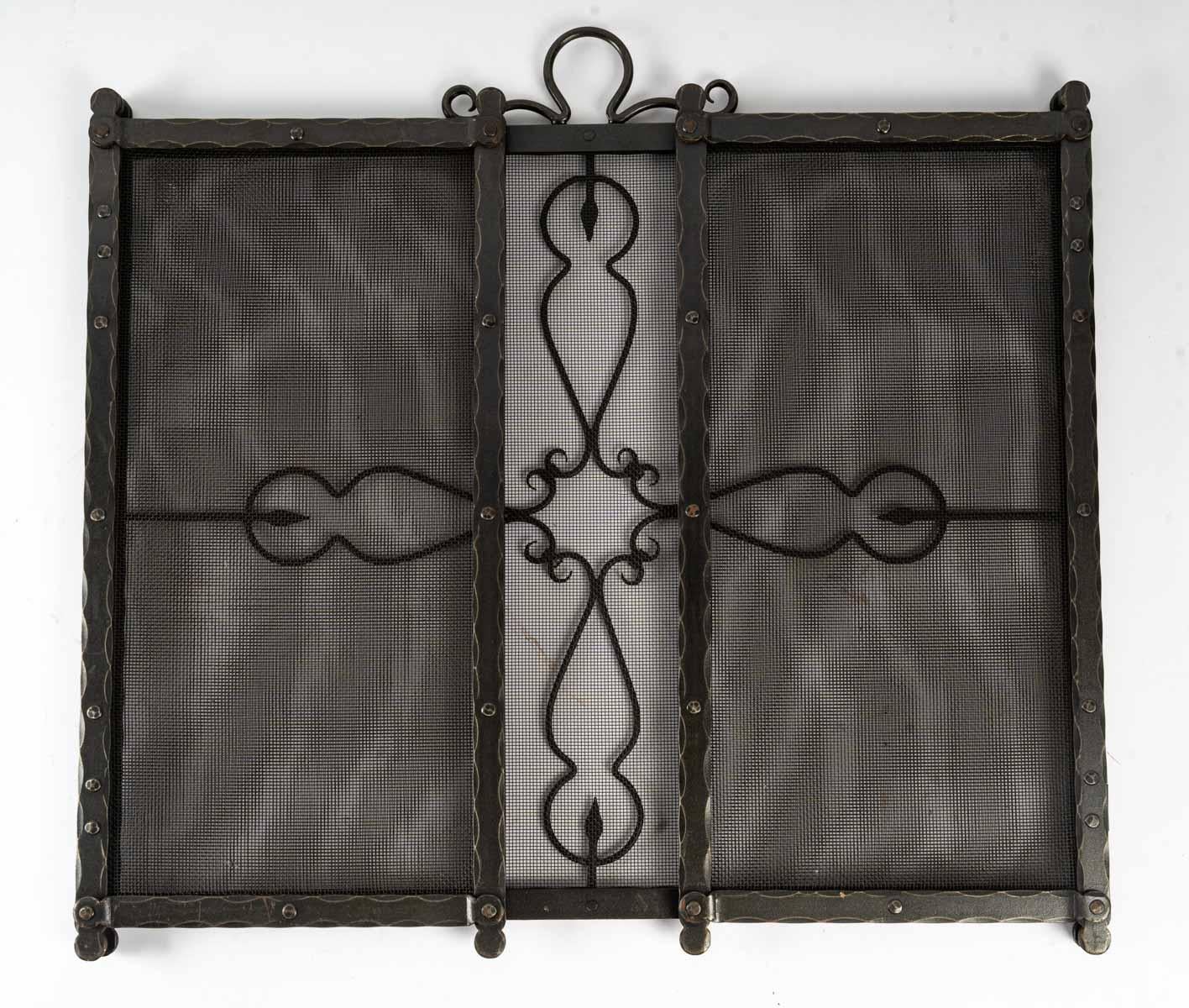 Wrought iron fire screen, early 20th century.
Measures: Central - H: 56 cm, W: 60 cm;
Total - H: 56 cm, W: 107 cm