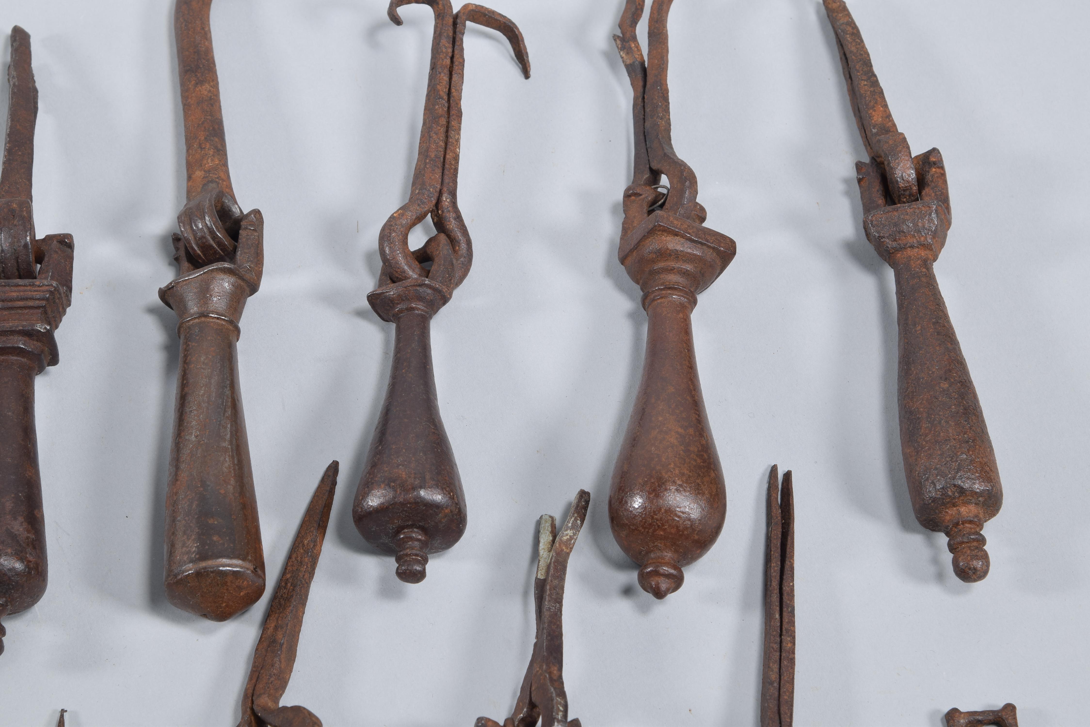 Collection of eighteen shooters. Wrought iron XVII century. 
 Set of 18 wrought iron handles of different sizes, measurements and decoration, some preserving the piece that is anchored to the door and others not. Note that, in general, they respond