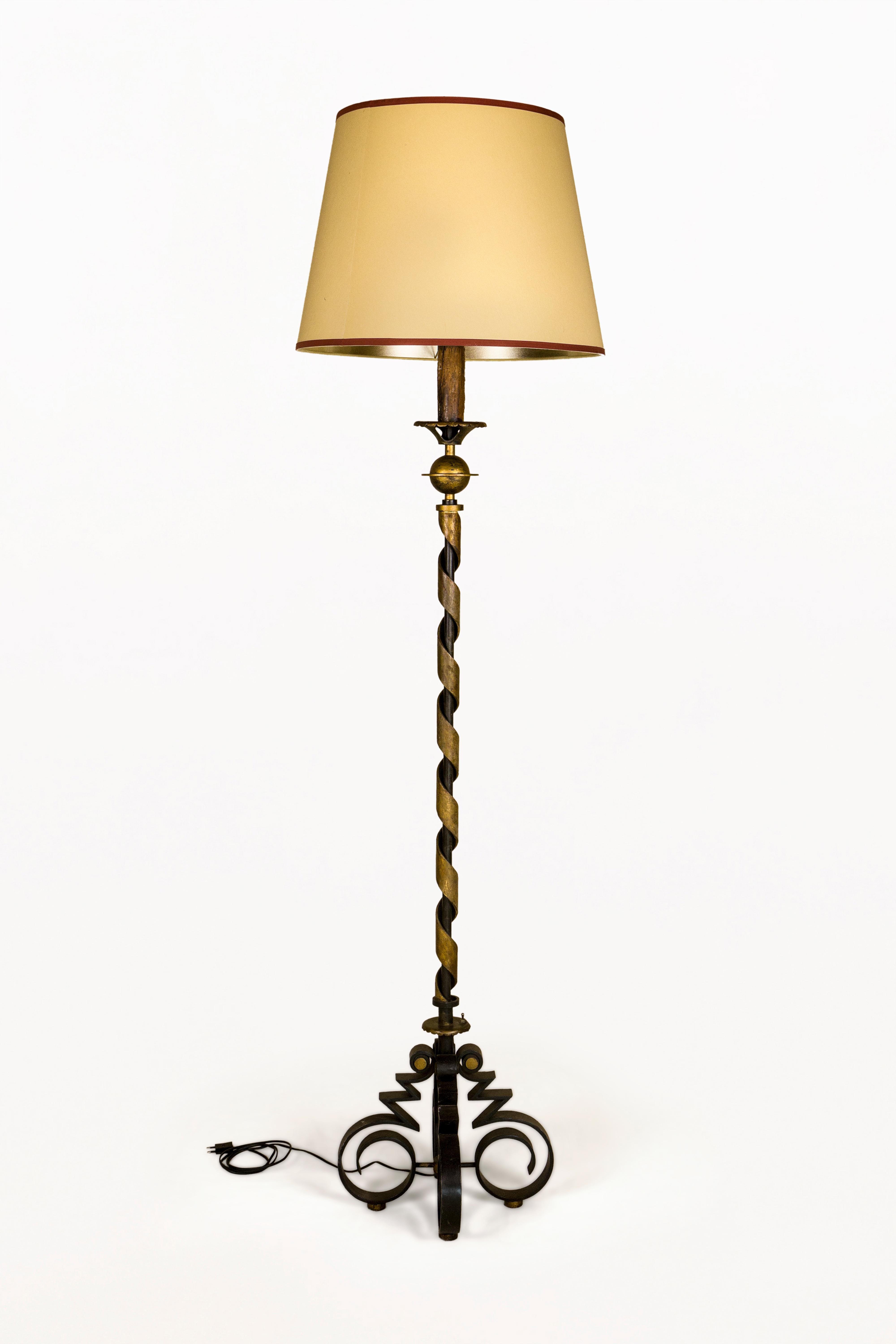 DESCRIPCIÓN: LÁMPARA DE PISO DE HIERRO BATIDO DE GILBERT POILLERAT, Circa 1940, Francia
Lámpara de pie de Gilbert Poillerat en hierro forjado patinado y dorado, con fuste cilíndrico decorado con una voluta recortada retorcida, rematado con una