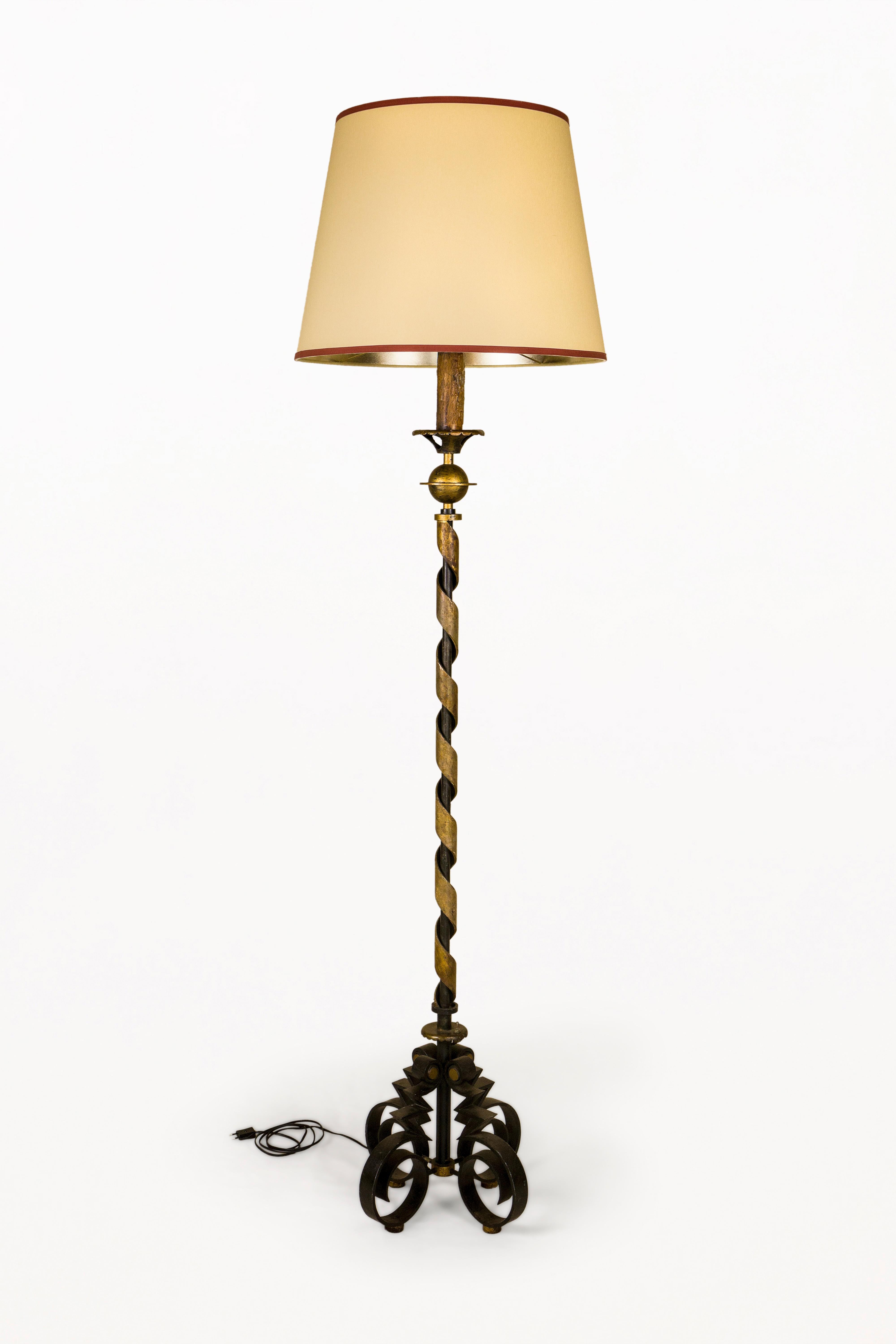 LÁMPARA DE PISO DE HIERRO BATIDO DE GILBERT POILLERAT, circa 1940, Francia Art Decó en venta