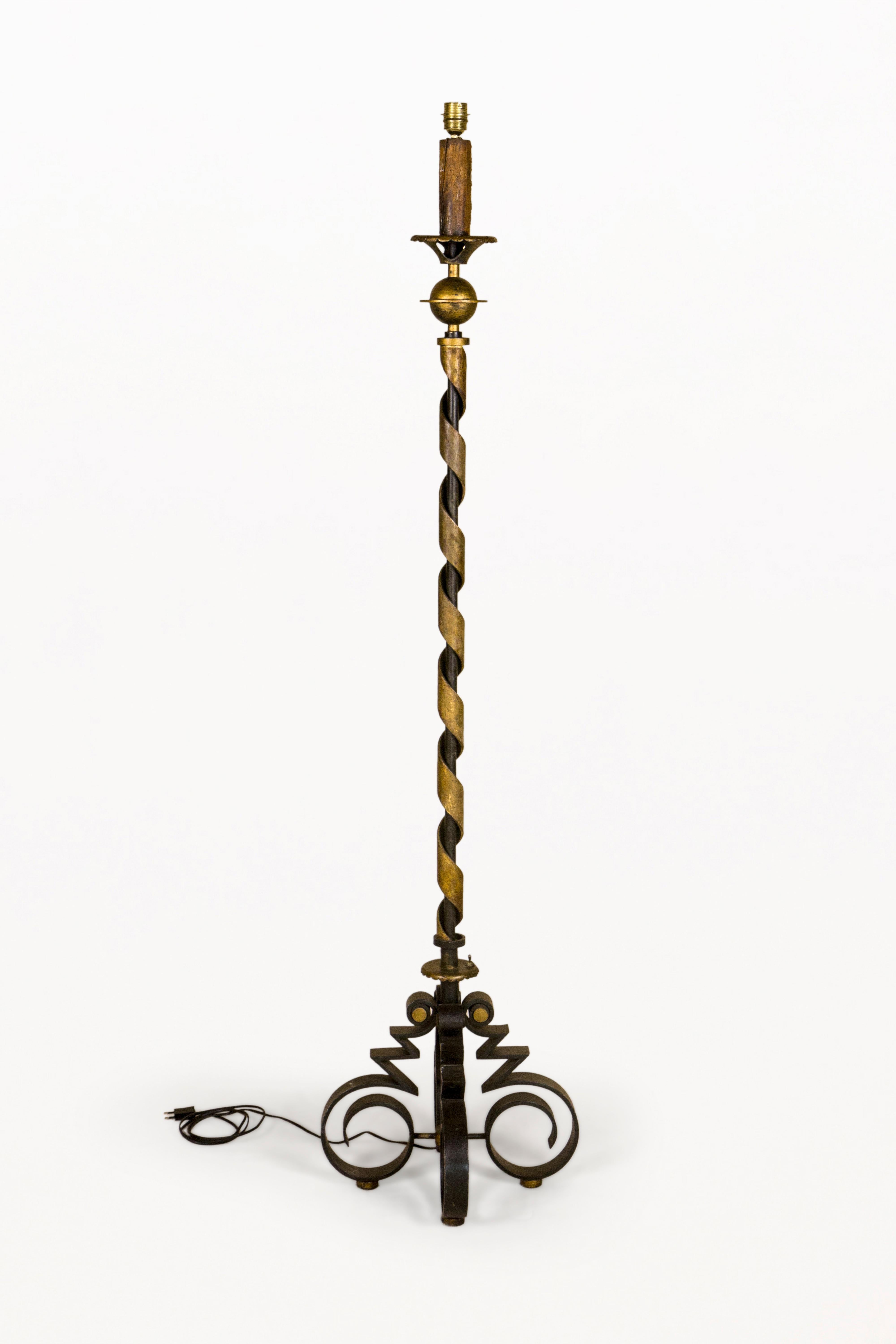 LÁMPARA DE PISO DE HIERRO BATIDO DE GILBERT POILLERAT, circa 1940, Francia Francés en venta