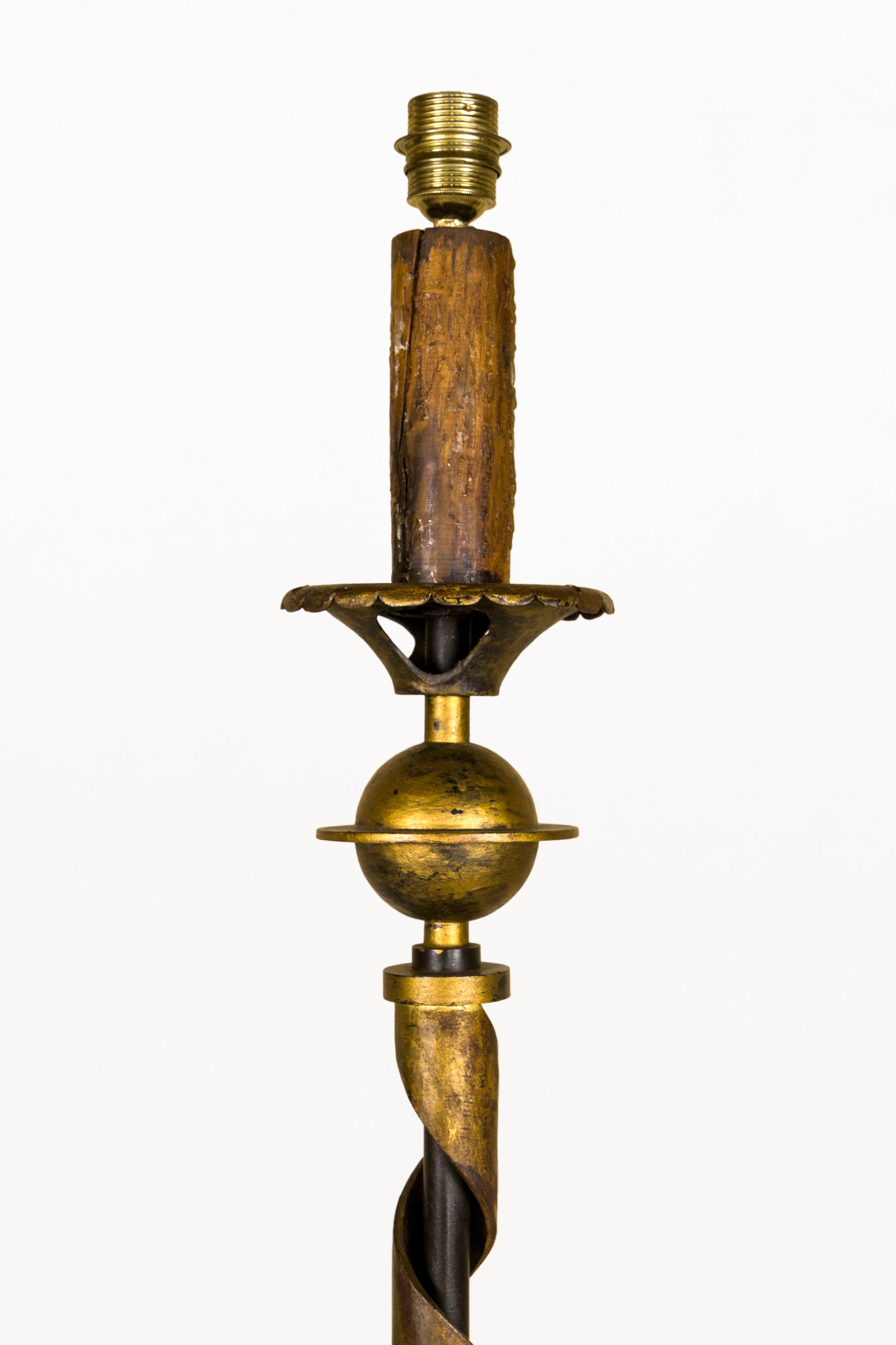 LÁMPARA DE PISO DE HIERRO BATIDO DE GILBERT POILLERAT, circa 1940, Francia Dorado en venta