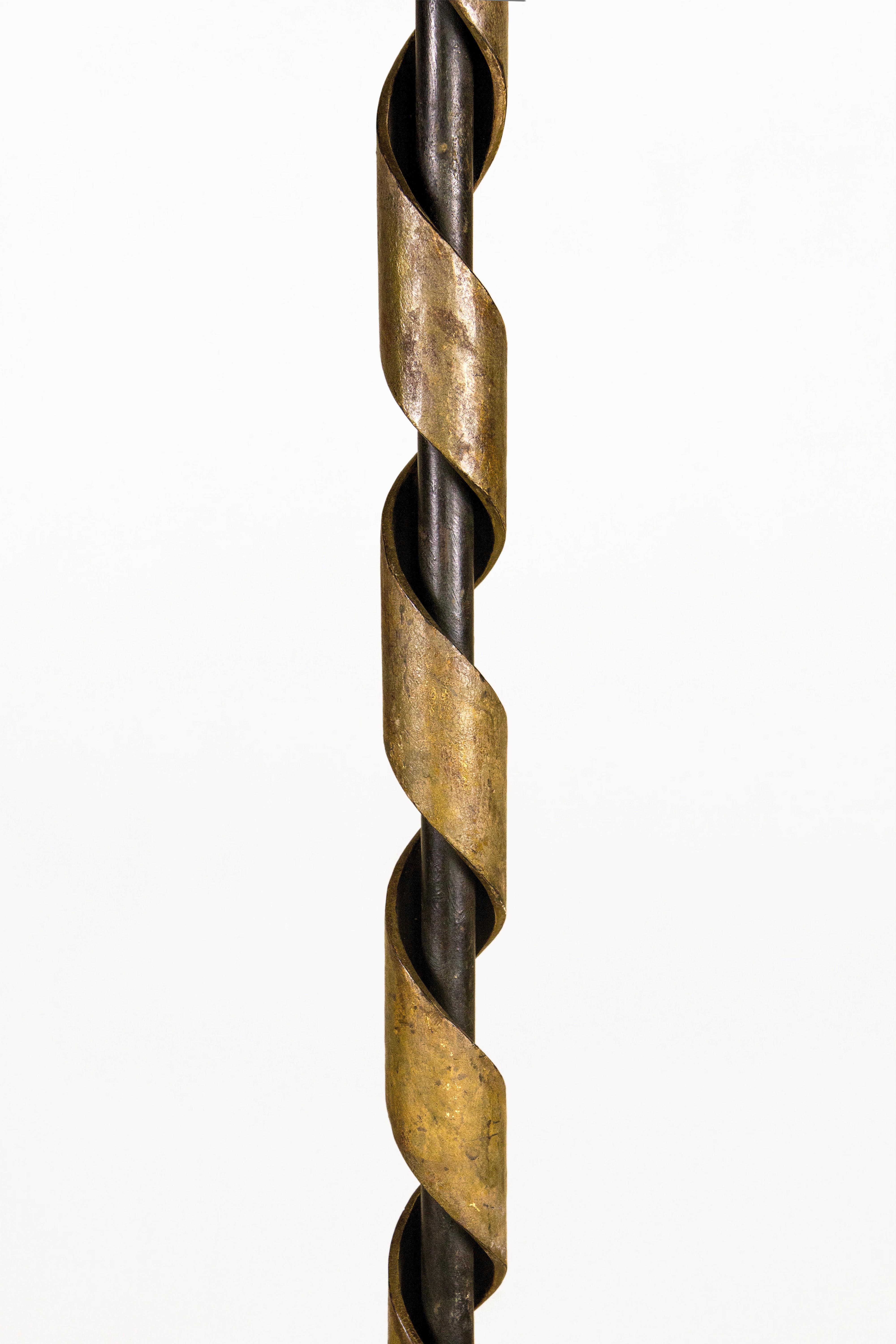 LÁMPARA DE PISO DE HIERRO BATIDO DE GILBERT POILLERAT, circa 1940, Francia en Bueno estado para la venta en Girona, Spain