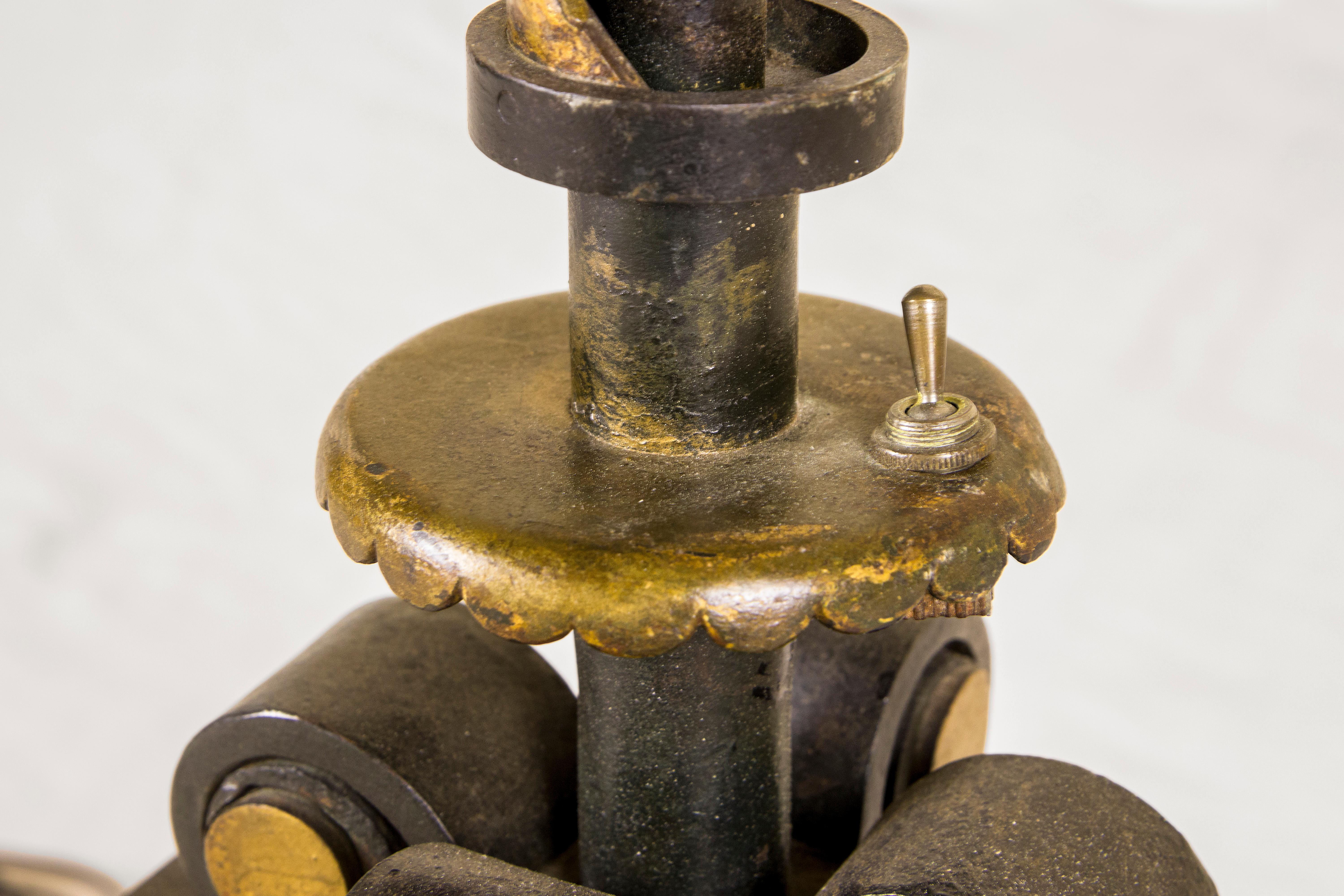 LÁMPARA DE PISO DE HIERRO BATIDO DE GILBERT POILLERAT, circa 1940, Francia Hierro forjado en venta