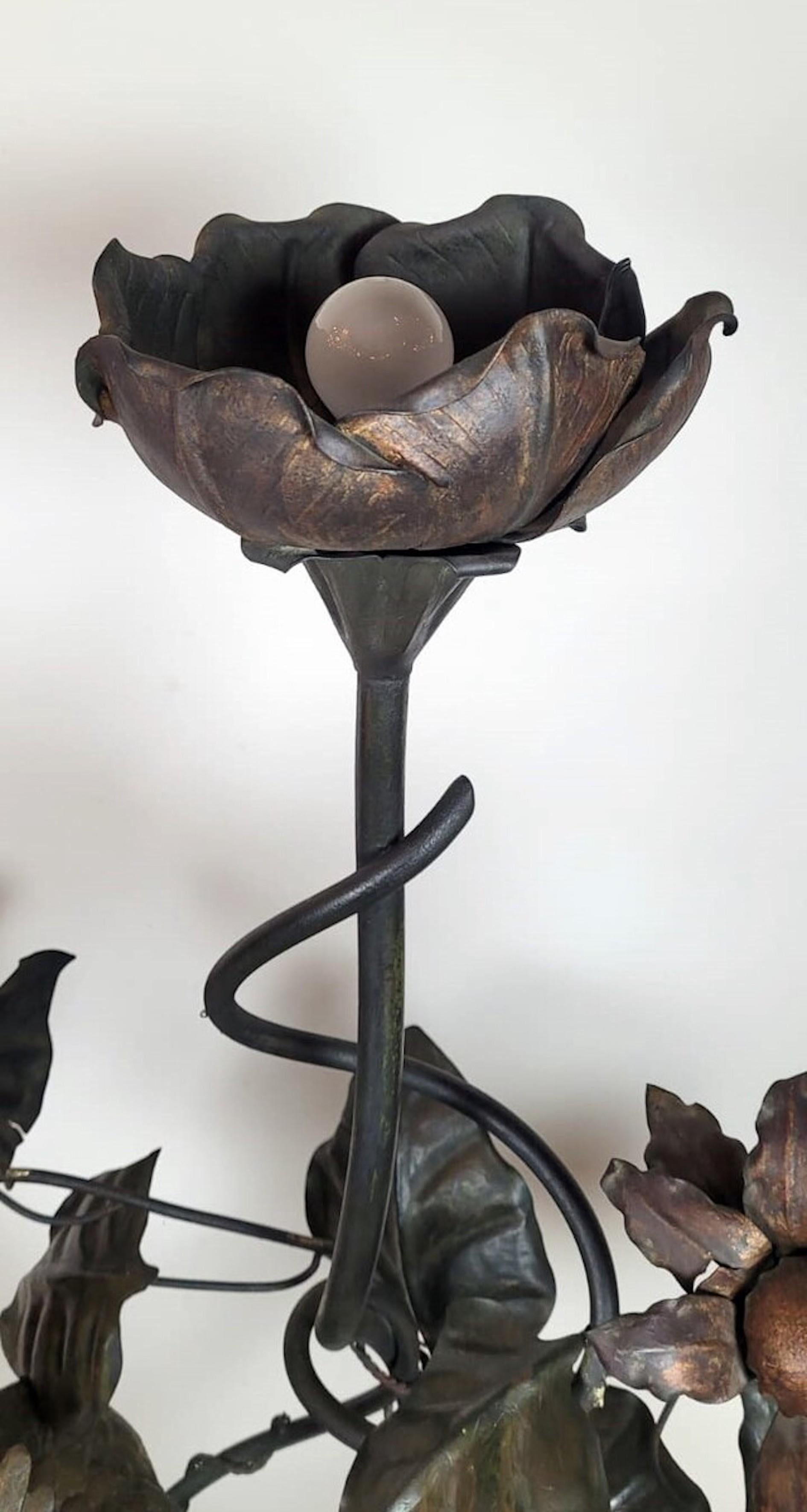 Milieu du XXe siècle Lampadaire en fer forgé - Décorations avec feuilles, fleurs et perroquet en vente