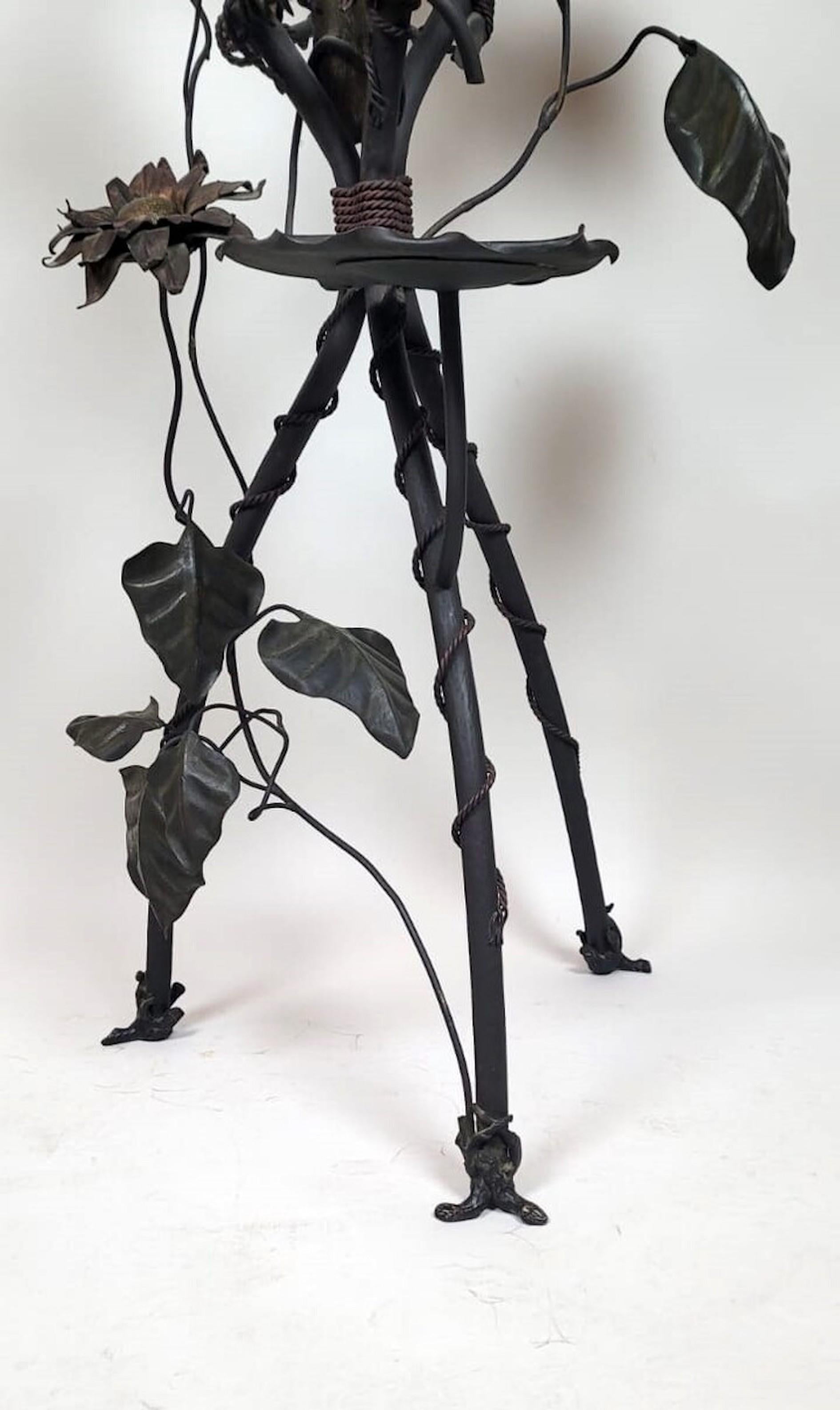 Lampadaire en fer forgé - Décorations avec feuilles, fleurs et perroquet en vente 1