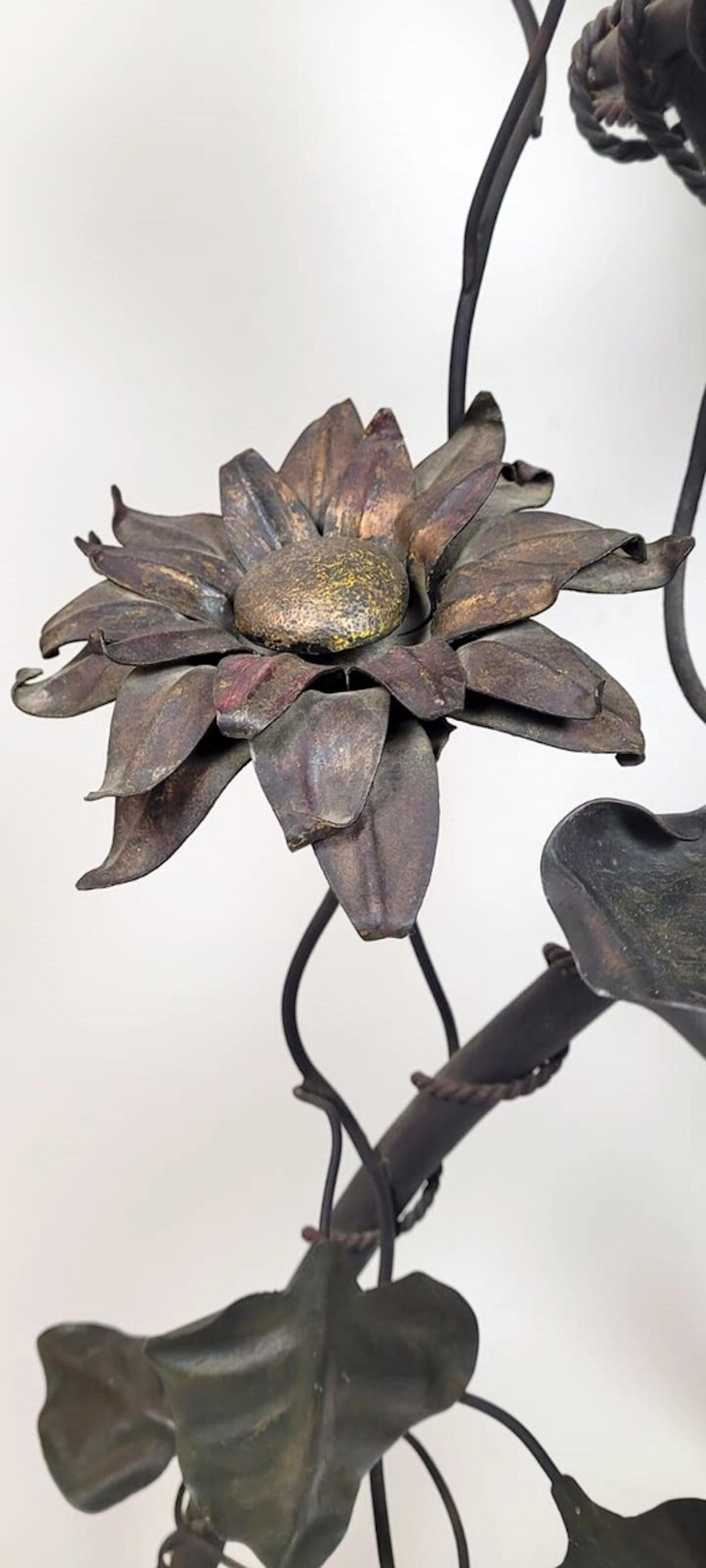 Lampadaire en fer forgé - Décorations avec feuilles, fleurs et perroquet en vente 2