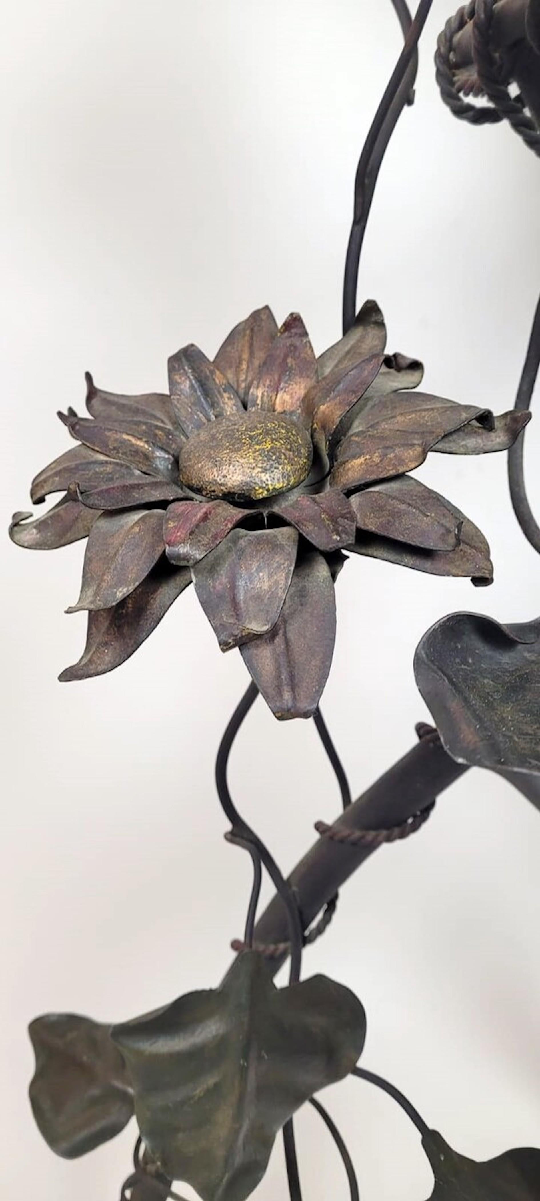 Lámpara de pie de hierro forjado - Decoración con hojas, flores y loro en venta 2