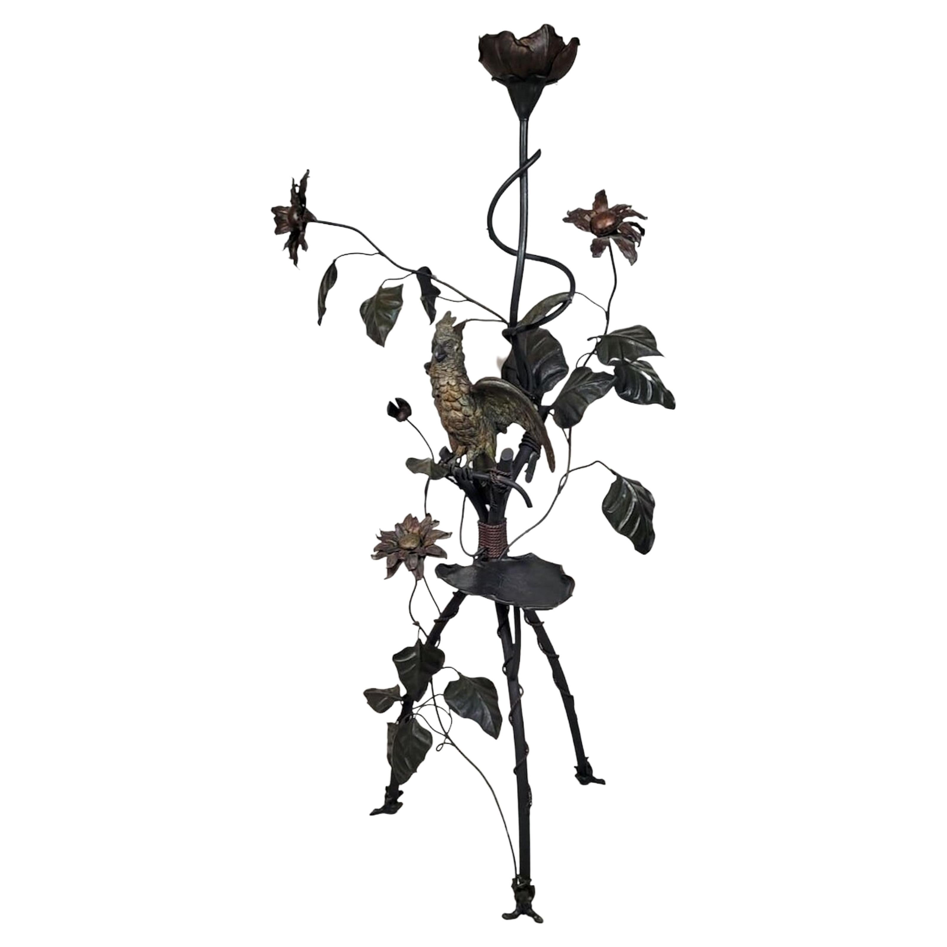 Lampadaire en fer forgé - Décorations avec feuilles, fleurs et perroquet en vente