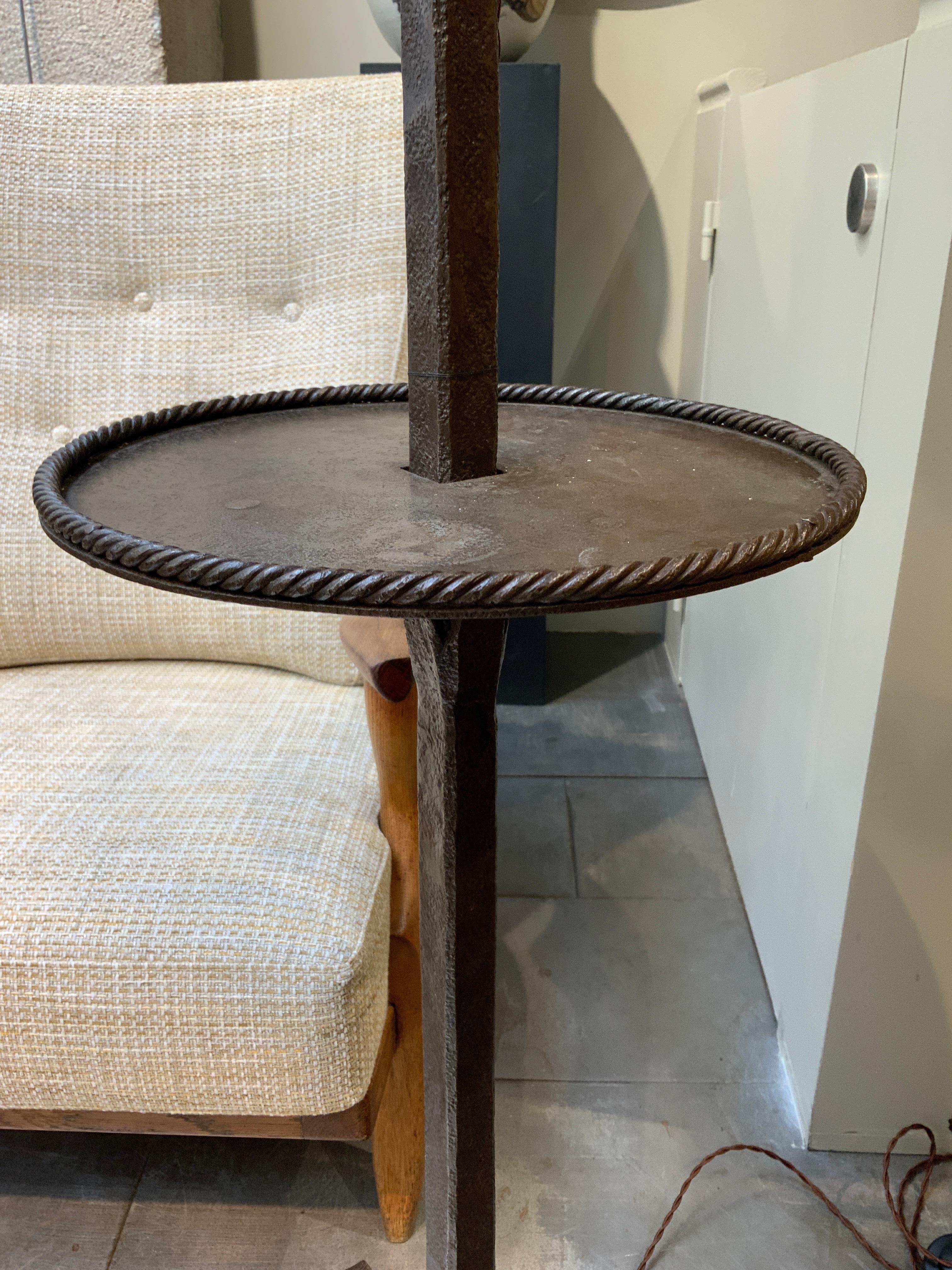 Lámpara de pie de hierro forjado Francia circa 1940 Moderno de mediados de siglo en venta