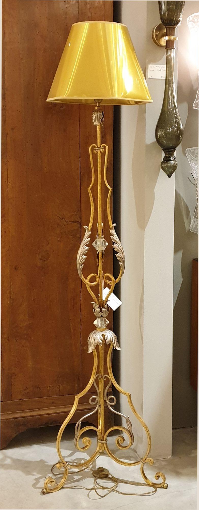 Einzelne vergoldete Stehlampe aus Schmiedeeisen und Kristall, Frankreich 1940er Jahre.
Die Stehlampe ist aus vergoldetem Schmiedeeisen mit vergoldeten Akanthusblättern und einigen silbernen Ornamenten gefertigt.
Die Stehlampe aus der Mitte des