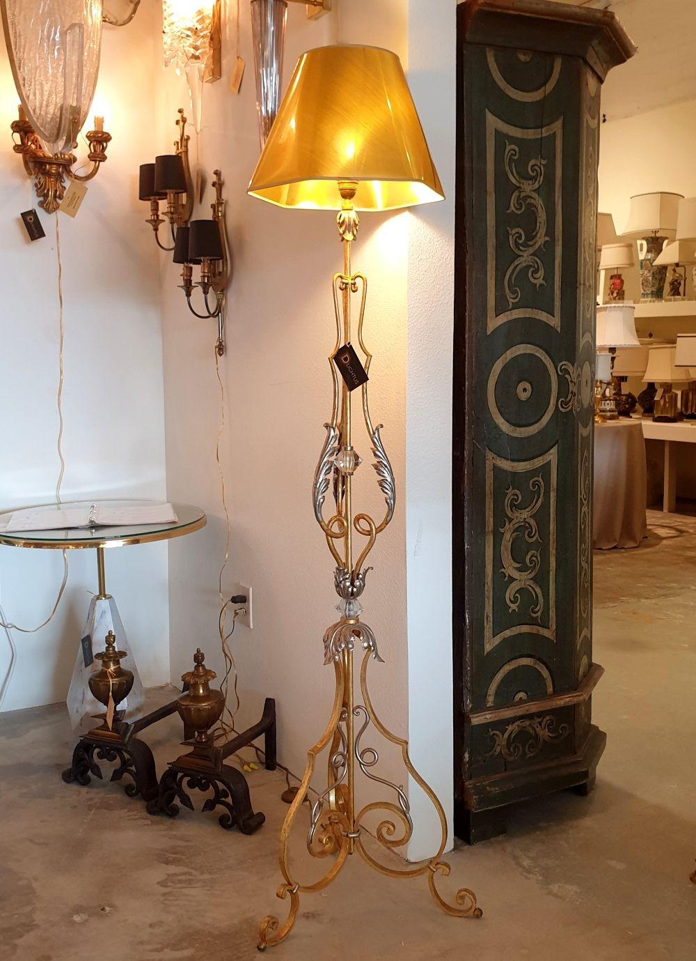 Mid-Century moderno Lampada da terra in ferro battuto, Francia in vendita