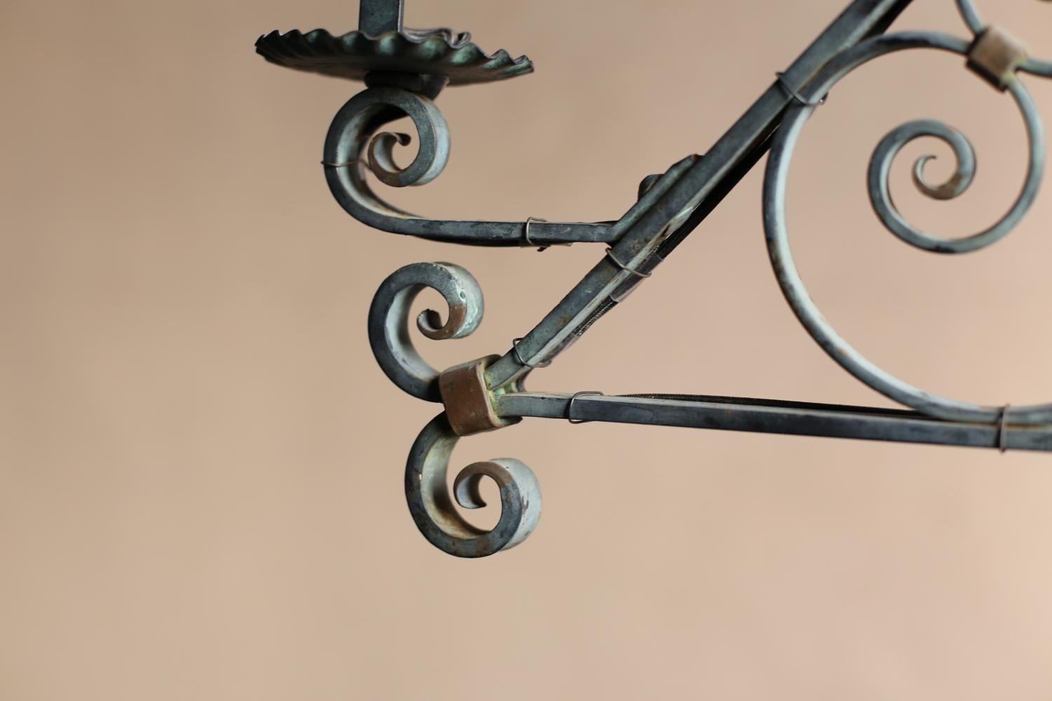 Lámpara de pie de hierro forjado de Francia, hacia 1940-1950 en venta 3