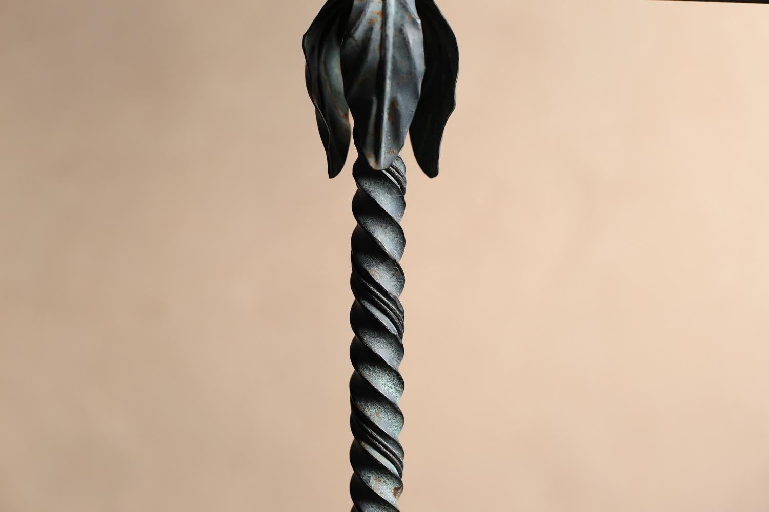 Lámpara de pie de hierro forjado de Francia, hacia 1940-1950 en venta 4