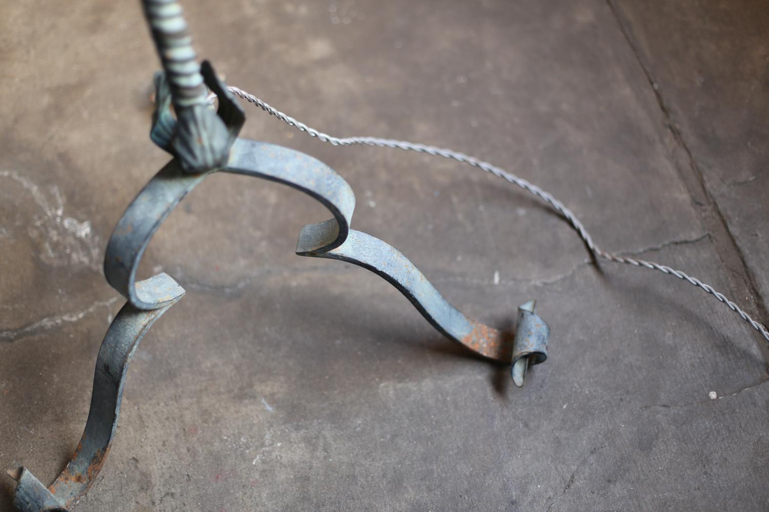 Lámpara de pie de hierro forjado de Francia, hacia 1940-1950 en venta 5