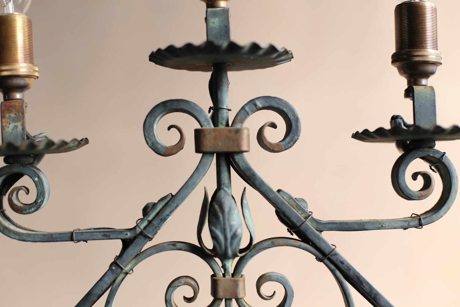 Lámpara de pie de hierro forjado de Francia, hacia 1940-1950 en venta 6