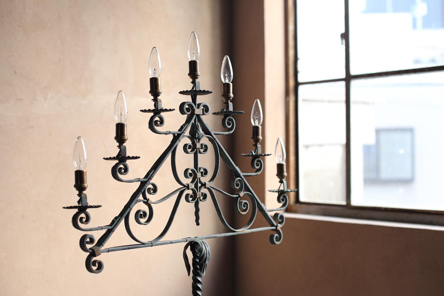 Lámpara de pie de hierro forjado de Francia, hacia 1940-1950 en venta 7