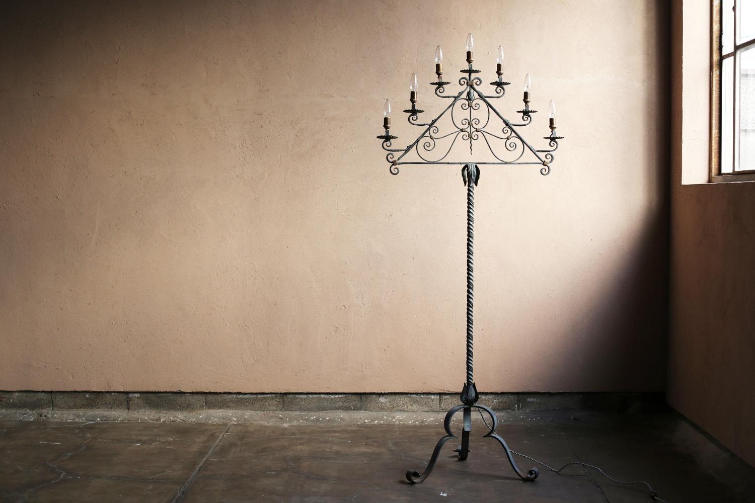 Lámpara de pie de hierro forjado de Francia, hacia 1940-1950 Moderno de mediados de siglo en venta