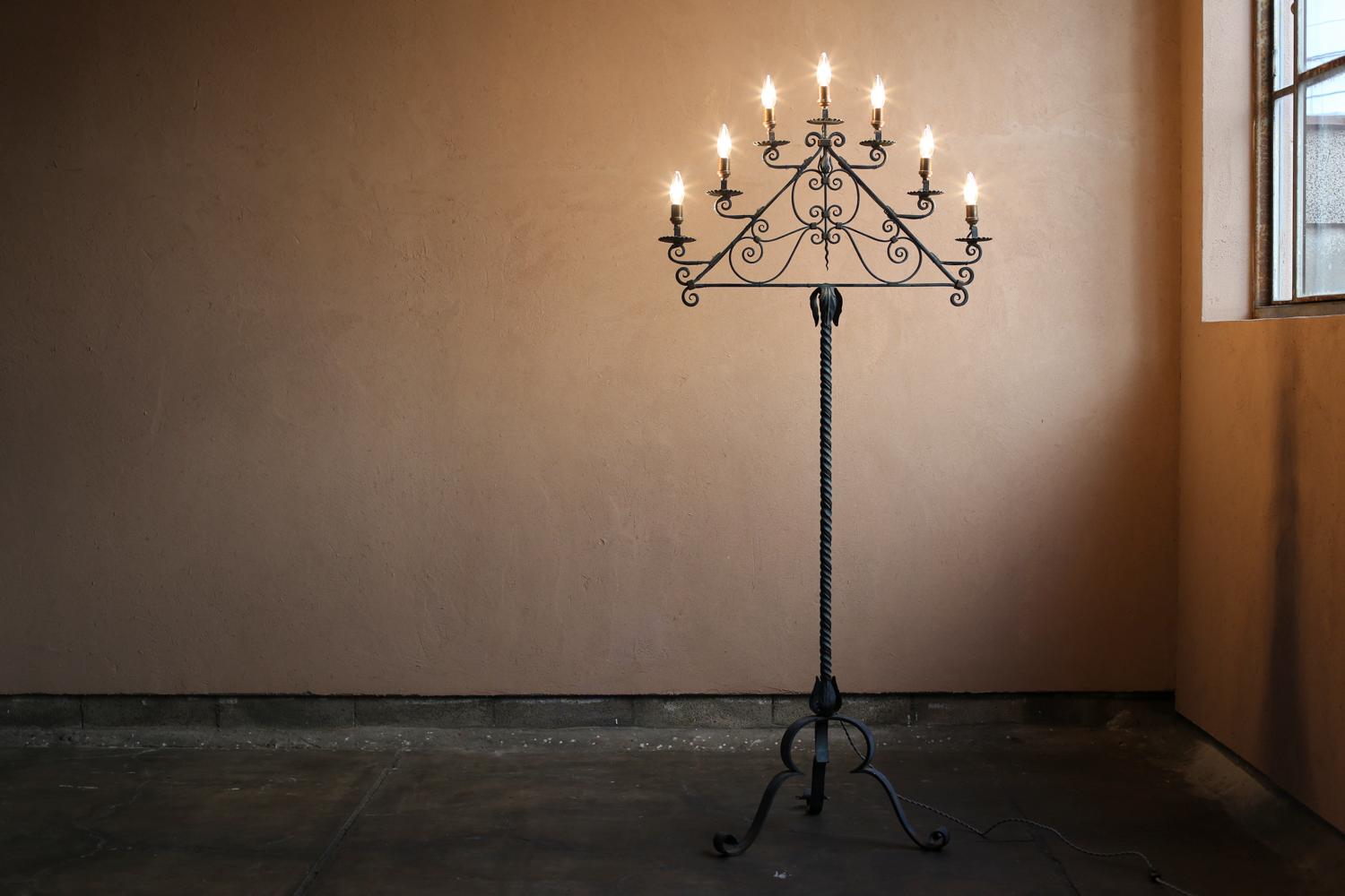 Lámpara de pie de hierro forjado de Francia, hacia 1940-1950 Francés en venta