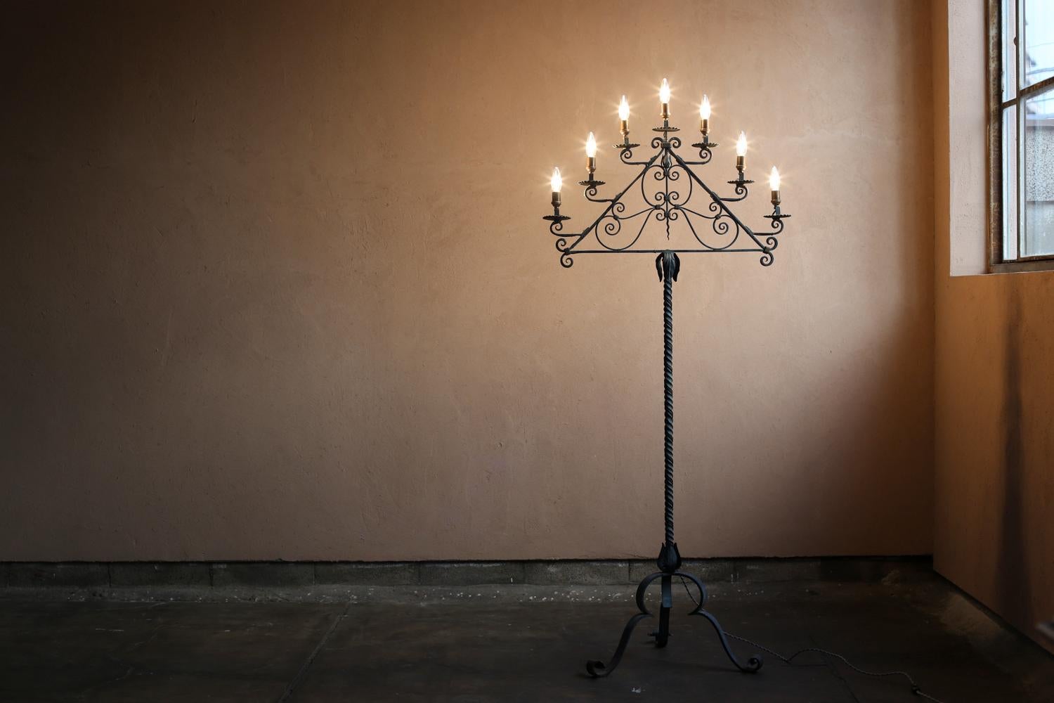 Lámpara de pie de hierro forjado de Francia, hacia 1940-1950 en Bueno estado para la venta en Sammu-shi, Chiba