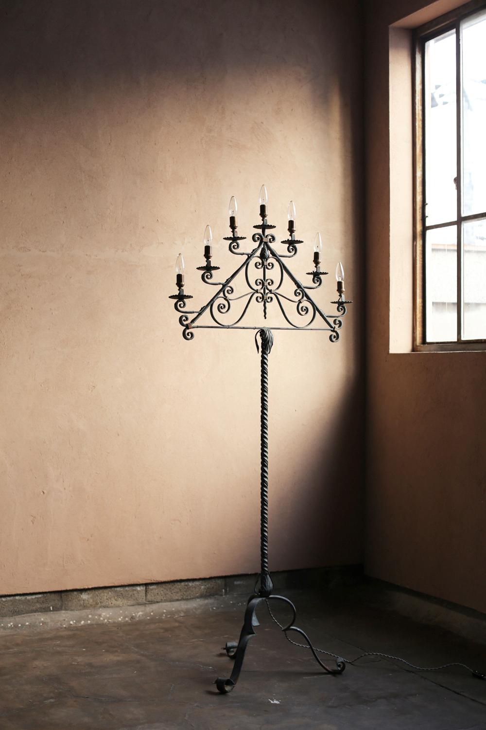 Lámpara de pie de hierro forjado de Francia, hacia 1940-1950 mediados del siglo XX en venta