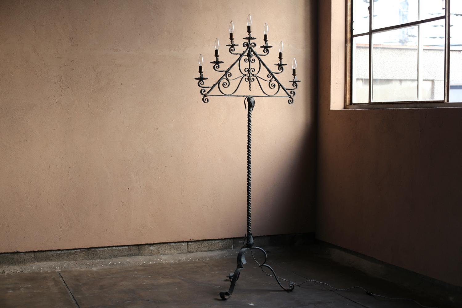 Lámpara de pie de hierro forjado de Francia, hacia 1940-1950 Hierro en venta