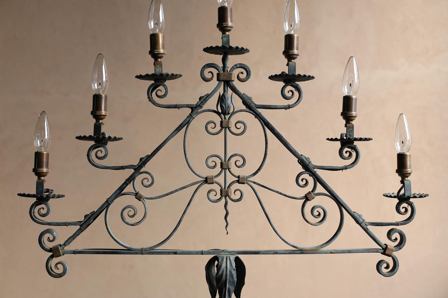 Lámpara de pie de hierro forjado de Francia, hacia 1940-1950 en venta 1