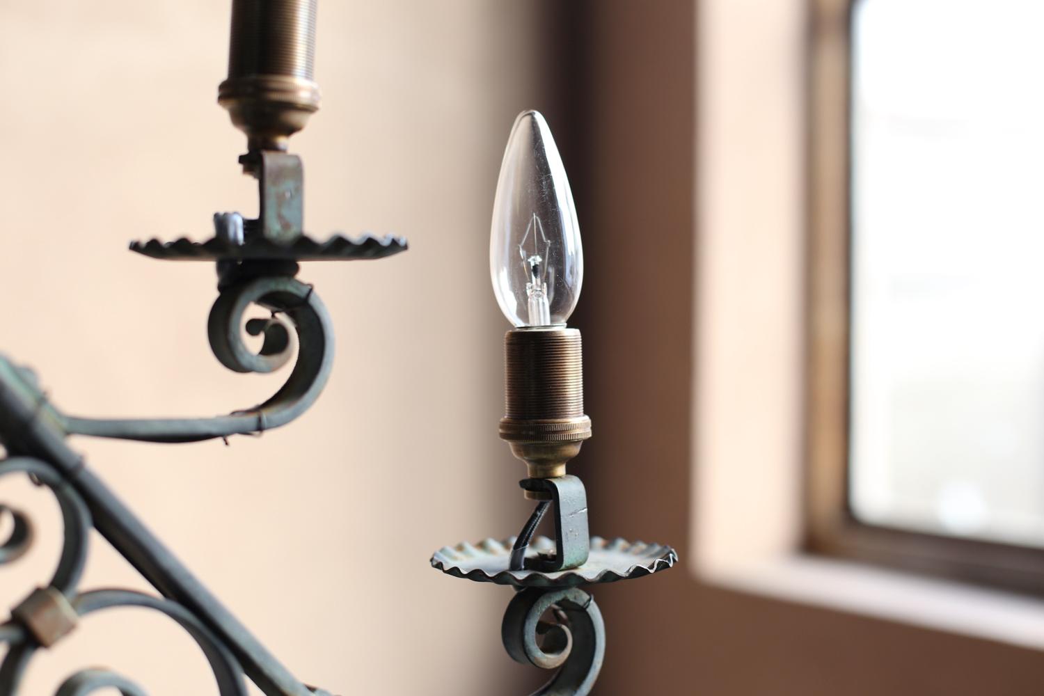 Lámpara de pie de hierro forjado de Francia, hacia 1940-1950 en venta 2