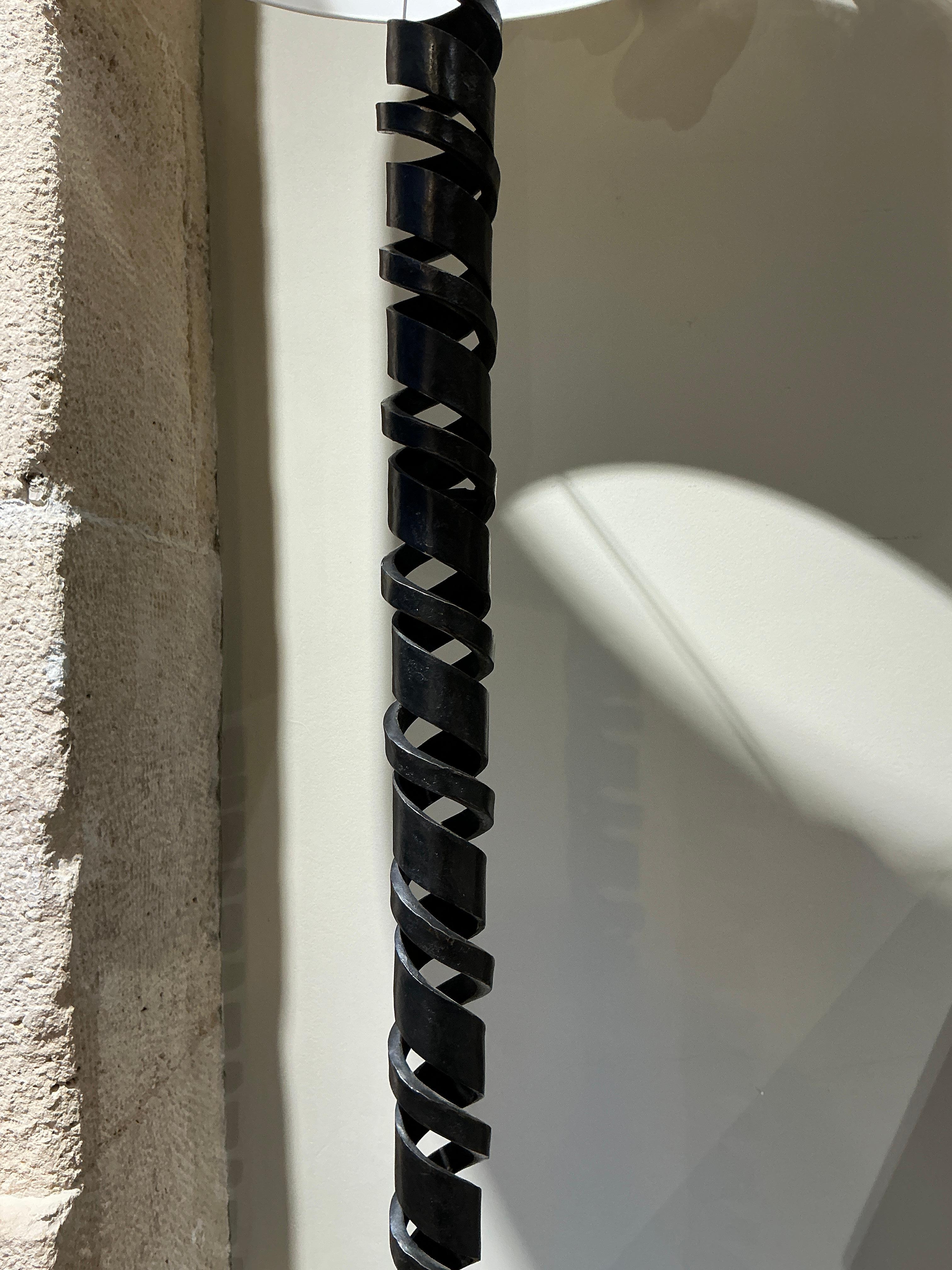 Français agréable  lampadaire en fer forgé dans le style de Raymond Subes 
Circa 1960

Base seule H 160 cm Diamètre 55 cm 