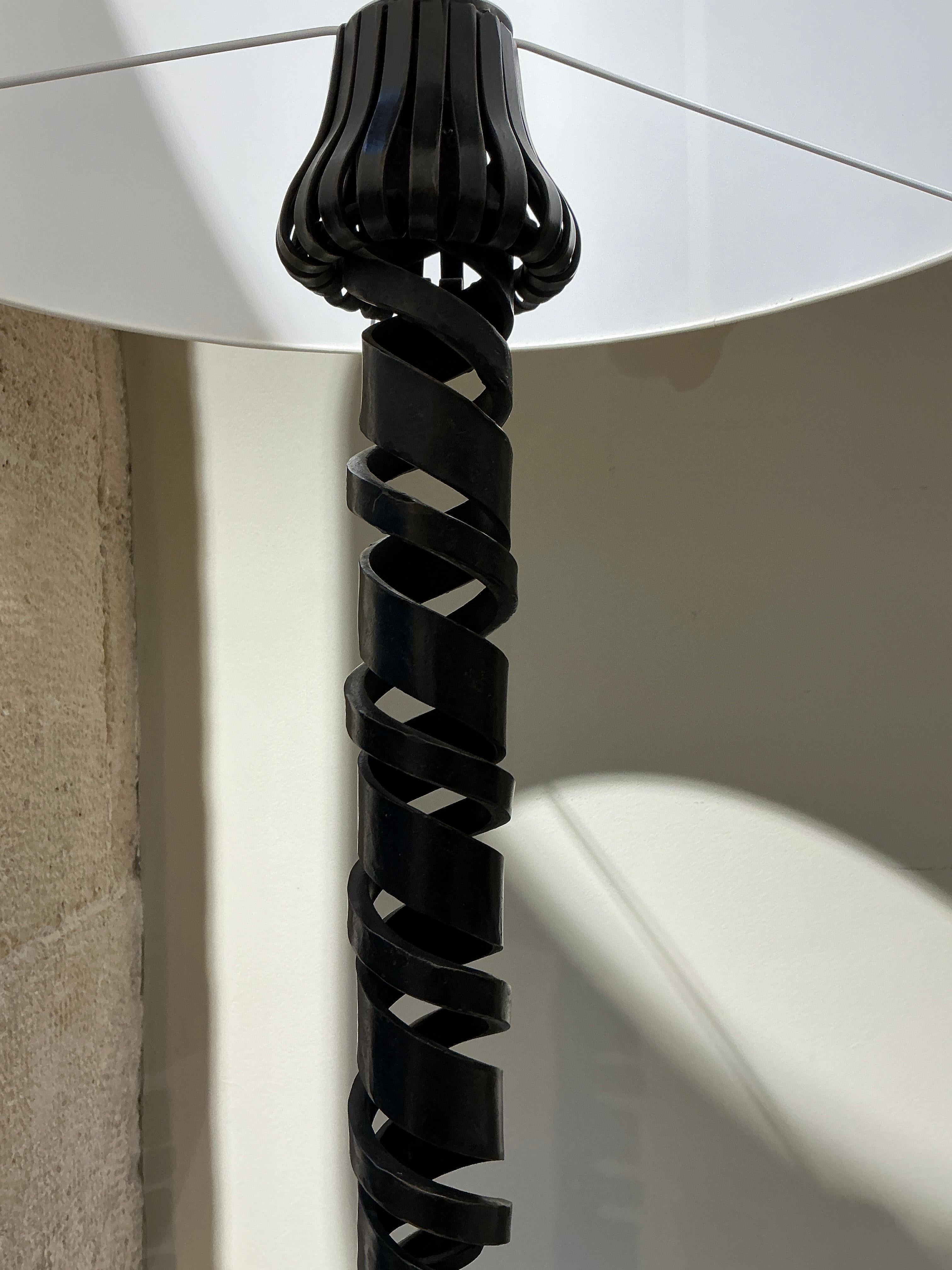 Mid-Century Modern Lampadaire en fer forgé dans le style de Raymond Subes Circa 1960 en vente