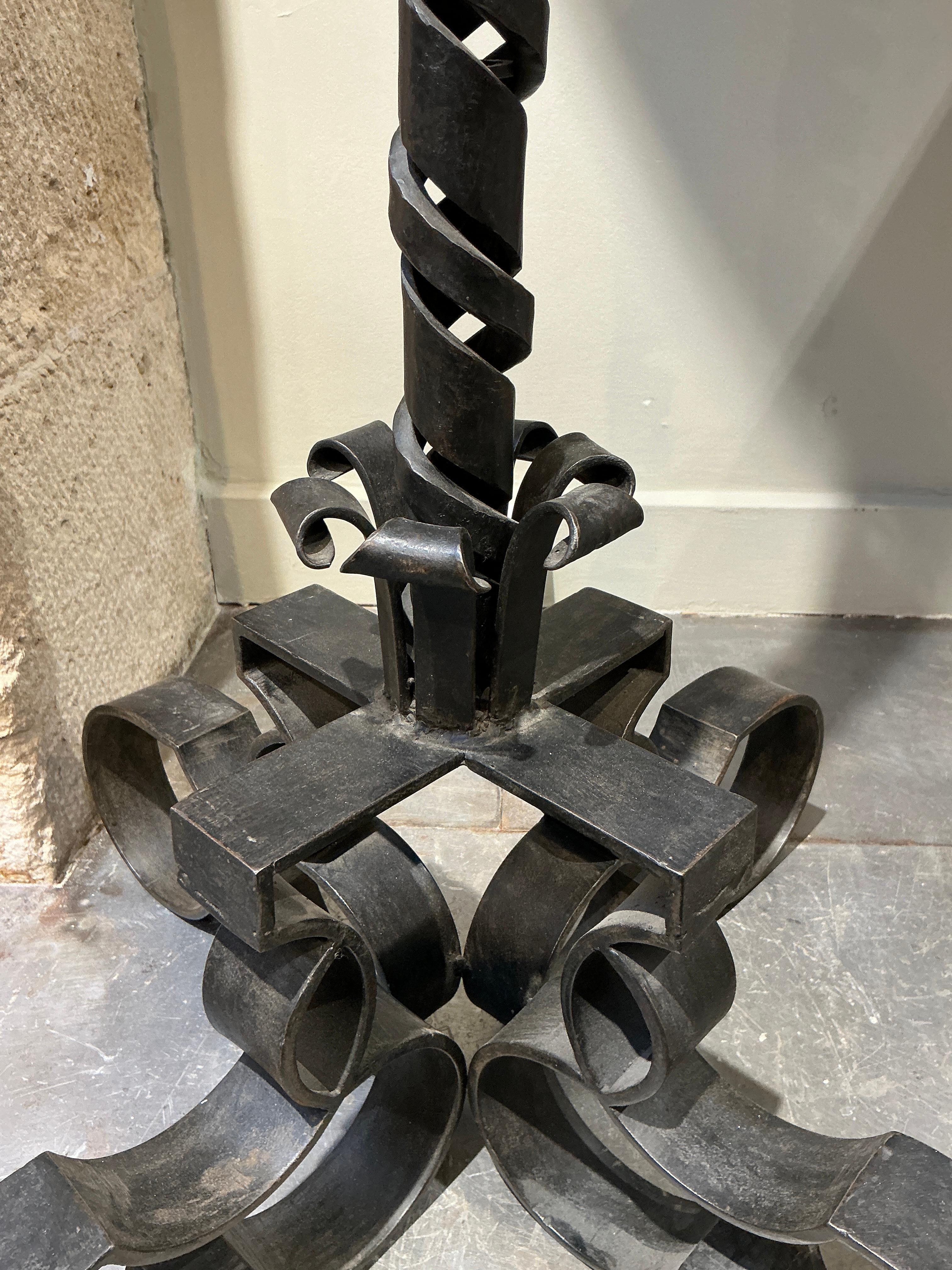 Français Lampadaire en fer forgé dans le style de Raymond Subes Circa 1960 en vente