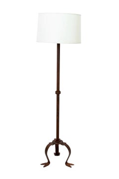 Lampadaire en fer forgé sur base tripode