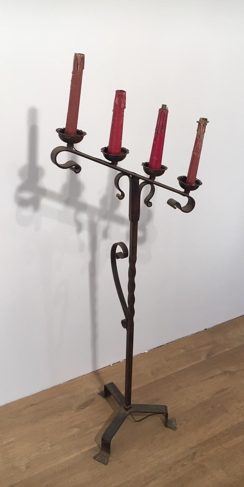 This 4 lights decorative floor lamp is made of wrought iron. This is a nice French work, circa 1950.