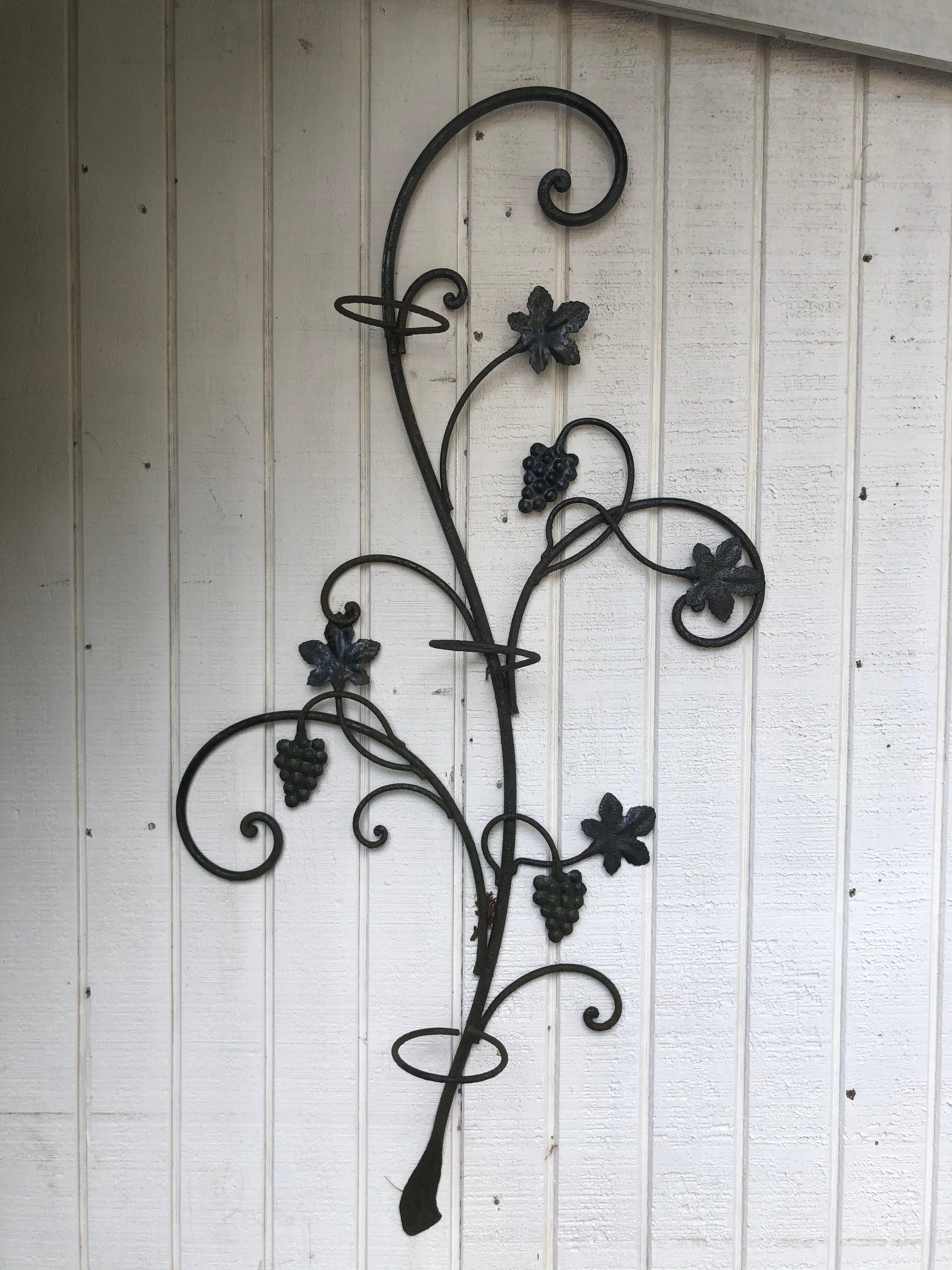 Wrought iron floral garden wall decor. Whimiscal with leaves and grapes for three potted plants.
6 inch diamater opening. Fun farm and country wall decor. Use in or outside.