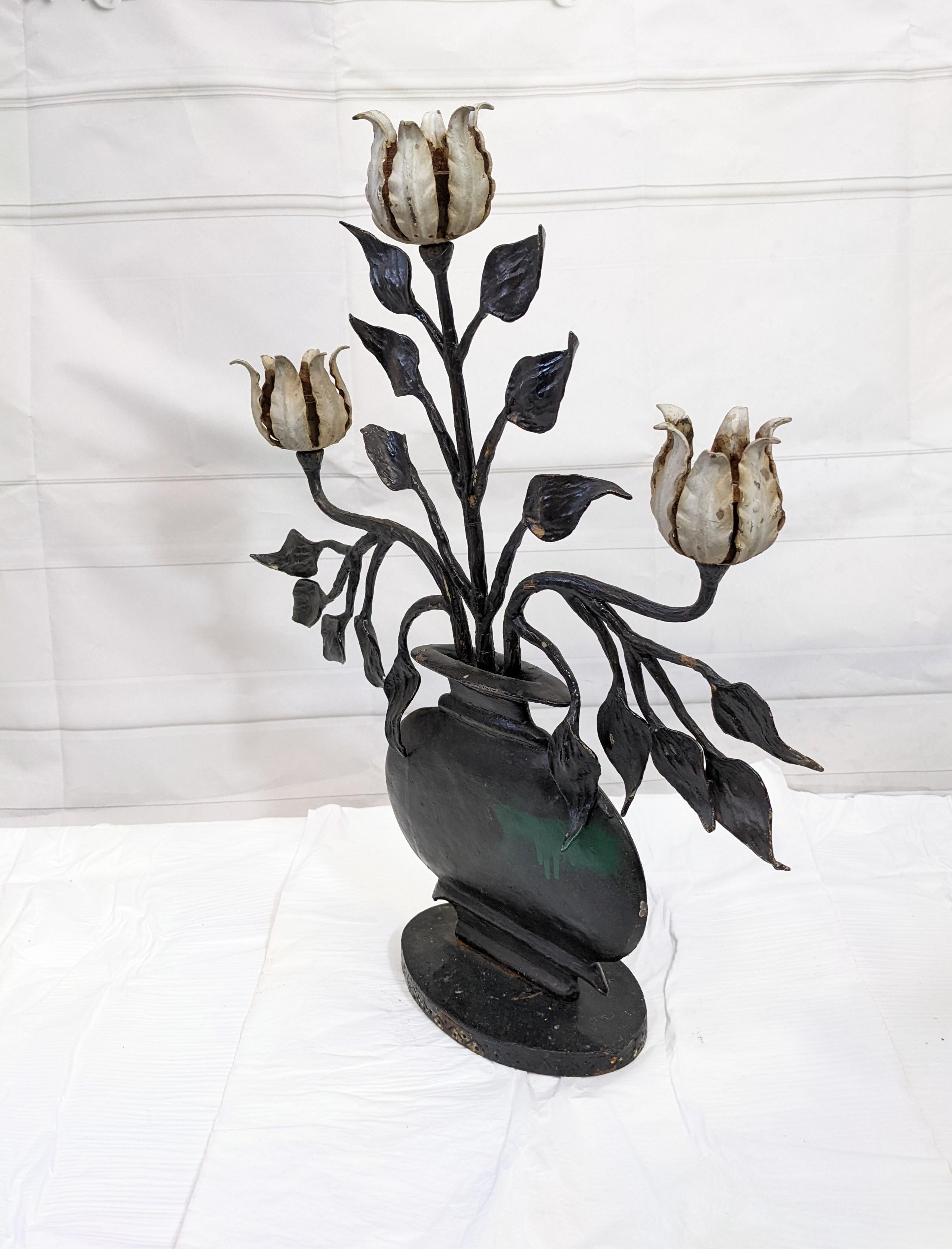 Arts and Crafts Candelabro Tulipano in ferro battuto Folk Art in vendita