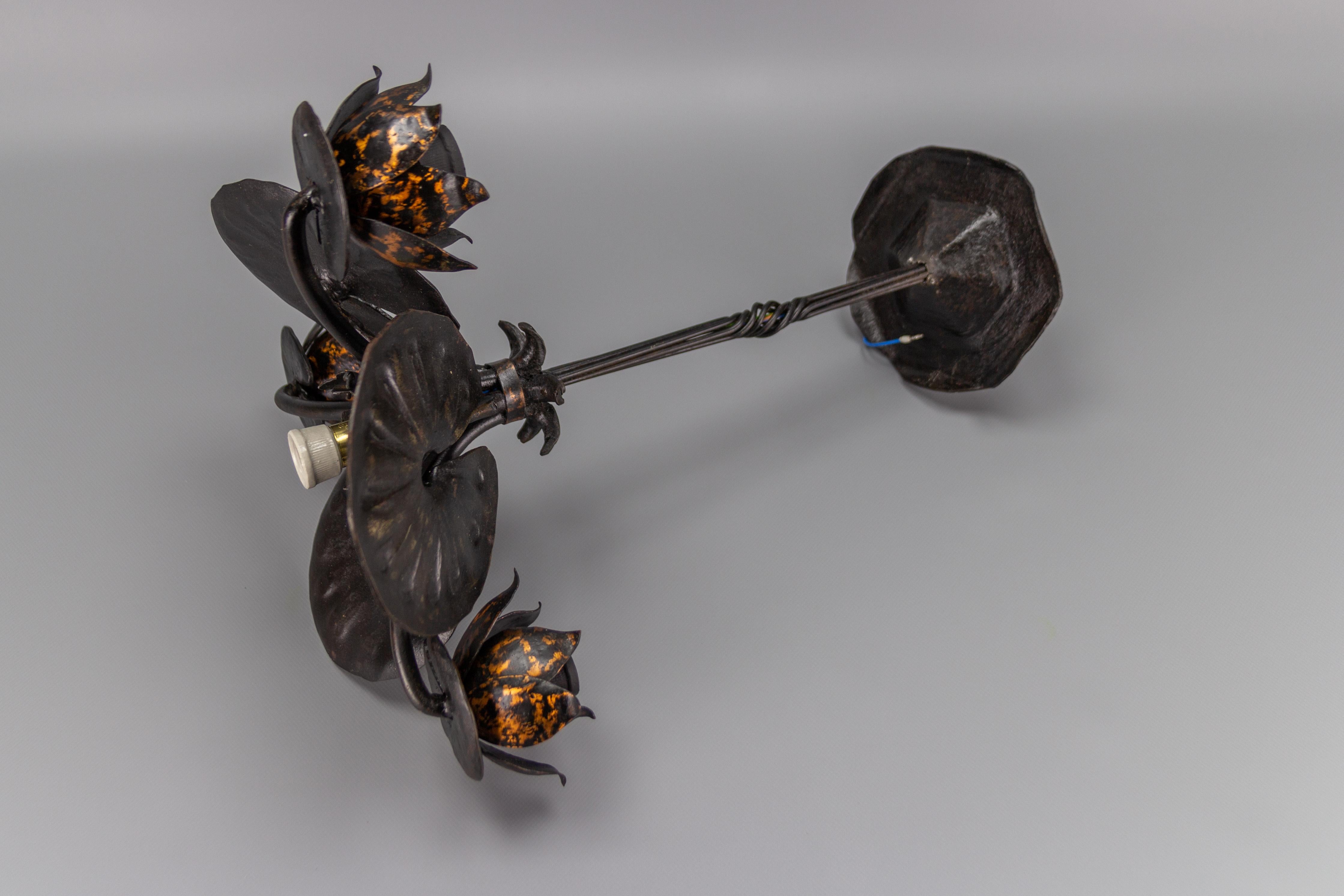 Lampadario a quattro luci in ferro battuto con paralume in vetro arancione, anni '30 in vendita 8