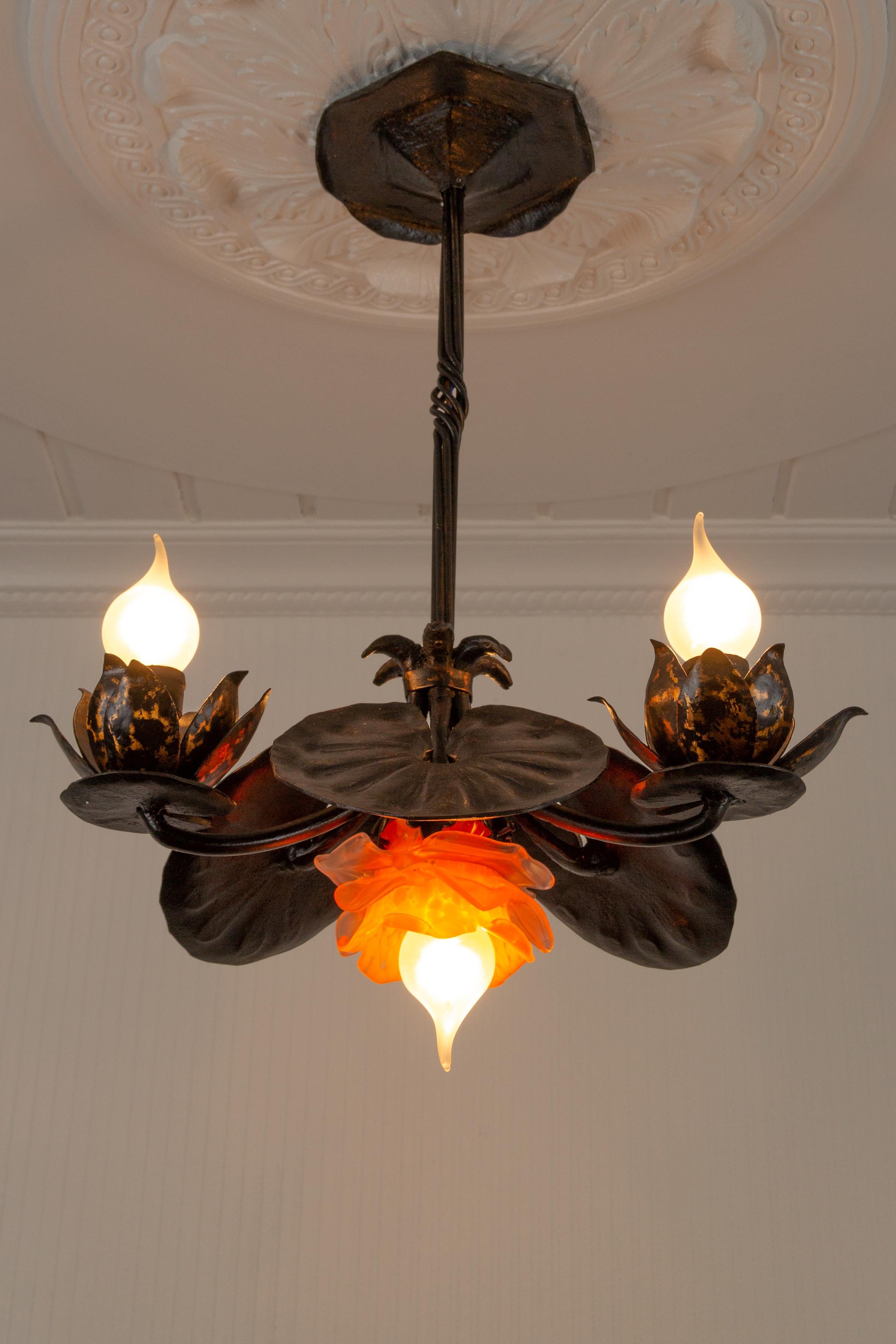 Lampadario a quattro luci in ferro battuto con paralume in vetro arancione, anni '30 in vendita 13