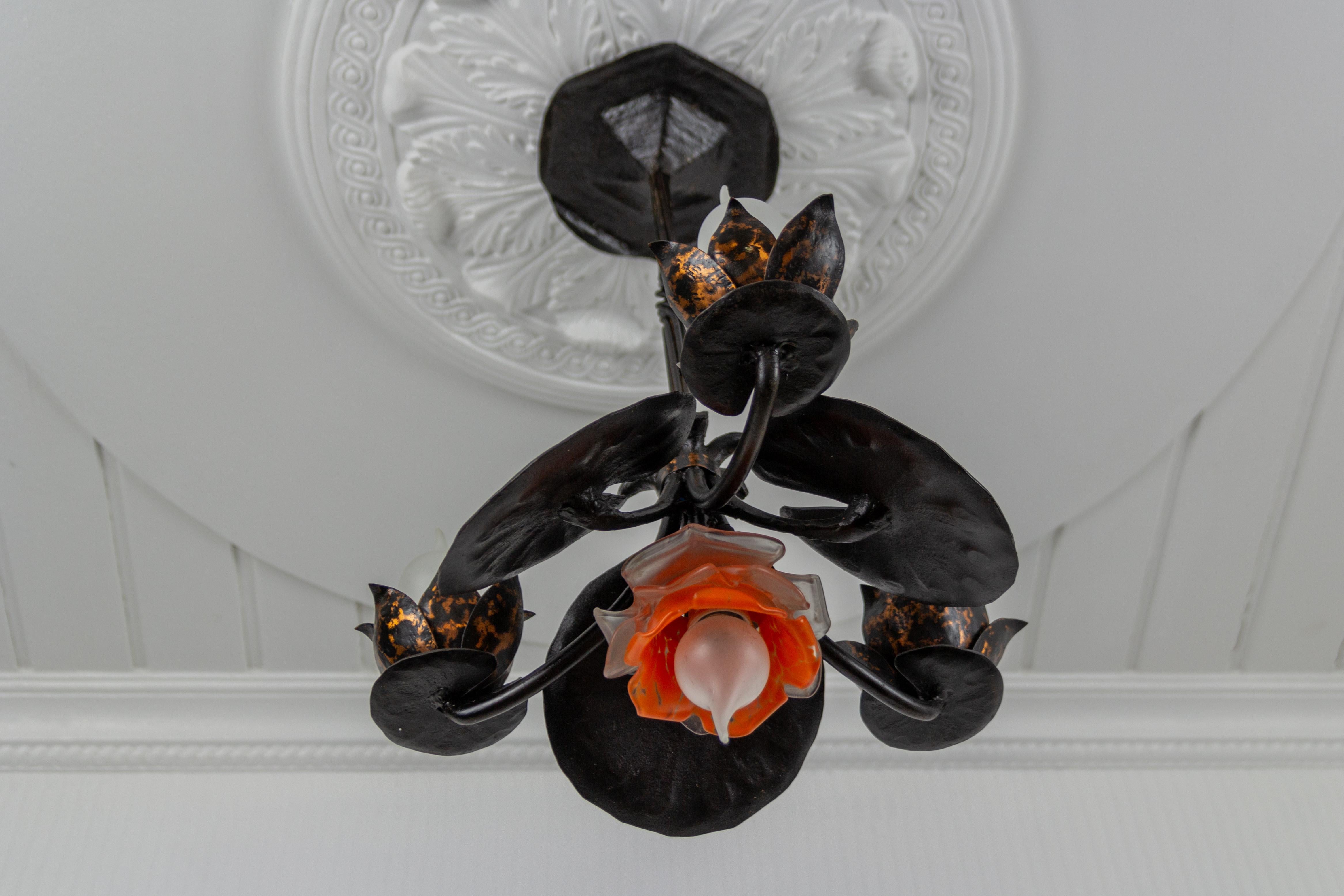 Vetro Lampadario a quattro luci in ferro battuto con paralume in vetro arancione, anni '30 in vendita
