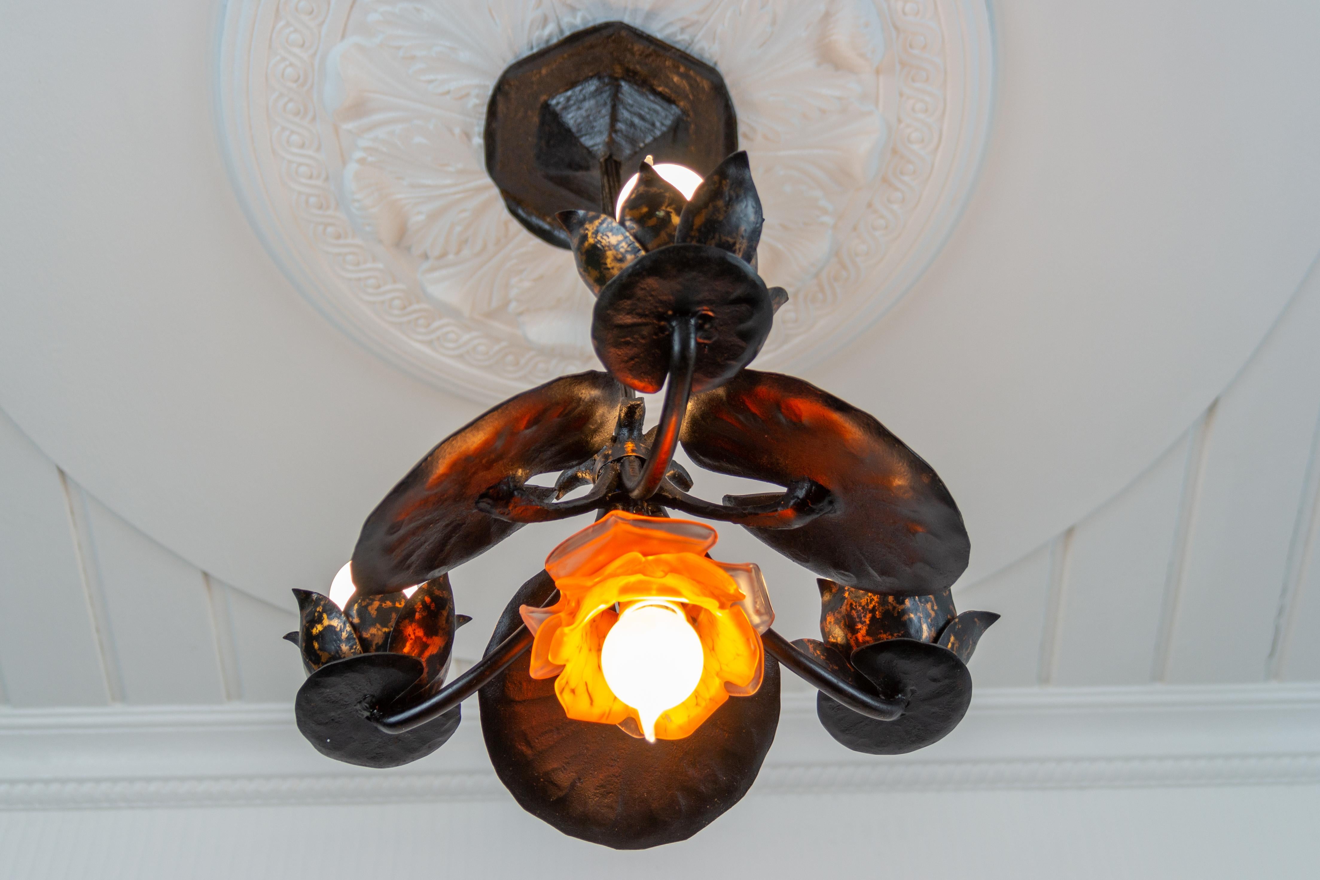 Lampadario a quattro luci in ferro battuto con paralume in vetro arancione, anni '30 in vendita 1