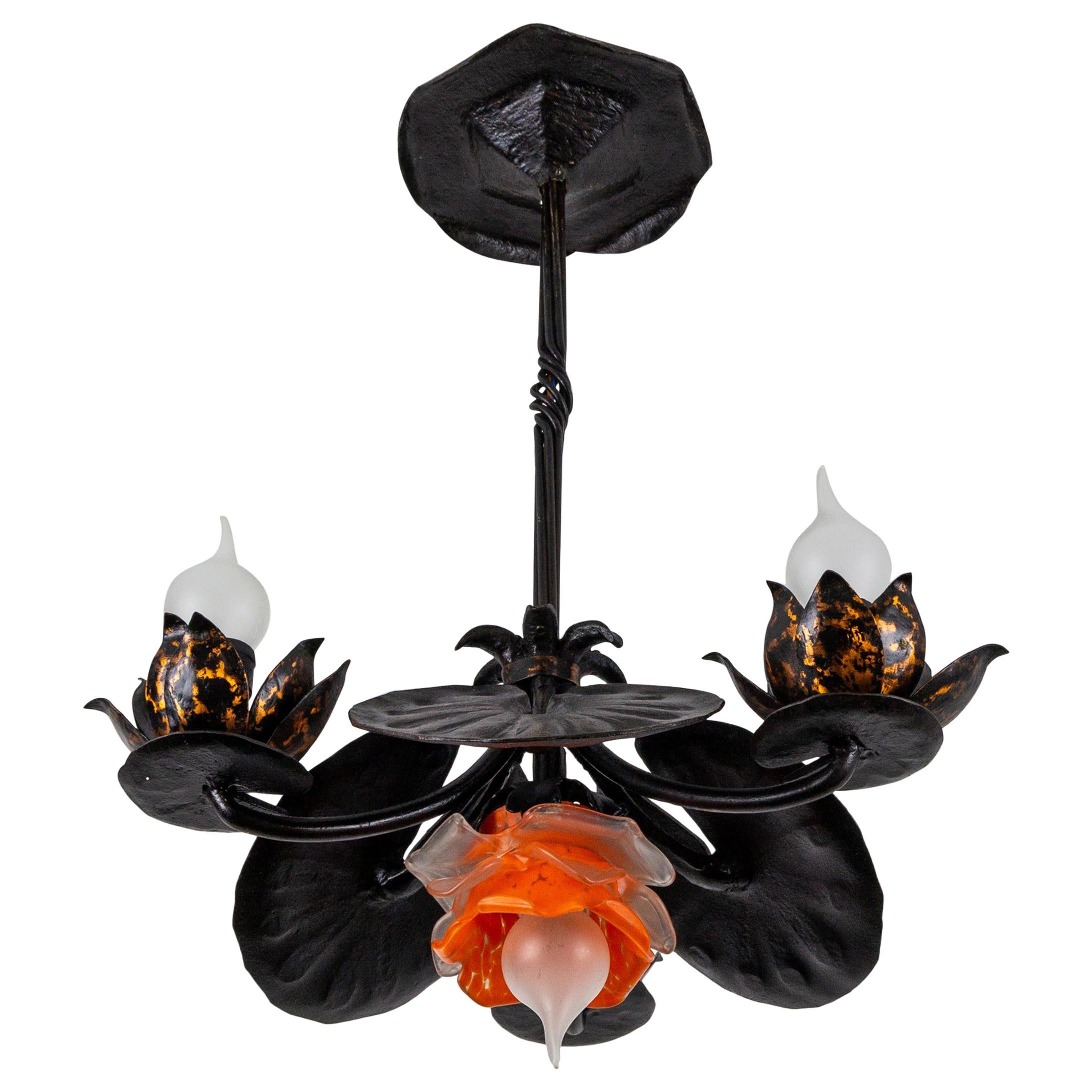 Schmiedeeiserner vierflammiger Wasserlilien-Kronleuchter mit orangefarbenem Glas-Lampenschirm