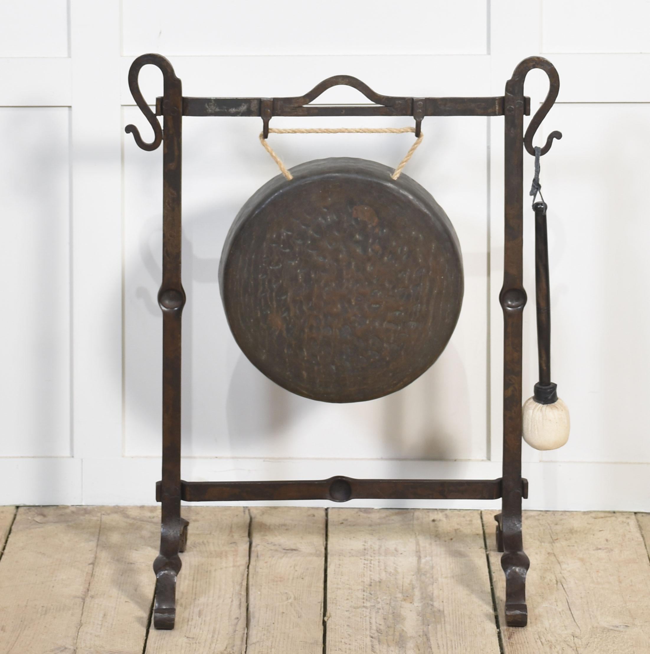 Gong de table à cadre en fer forgé, le cadre orné de détails en volutes soutenant le gong en laiton d'origine, le tout reposant sur des supports en forme.
Dimensions
Hauteur 28,5 pouces
Largeur 23 pouces
Profondeur 11,5 pouces